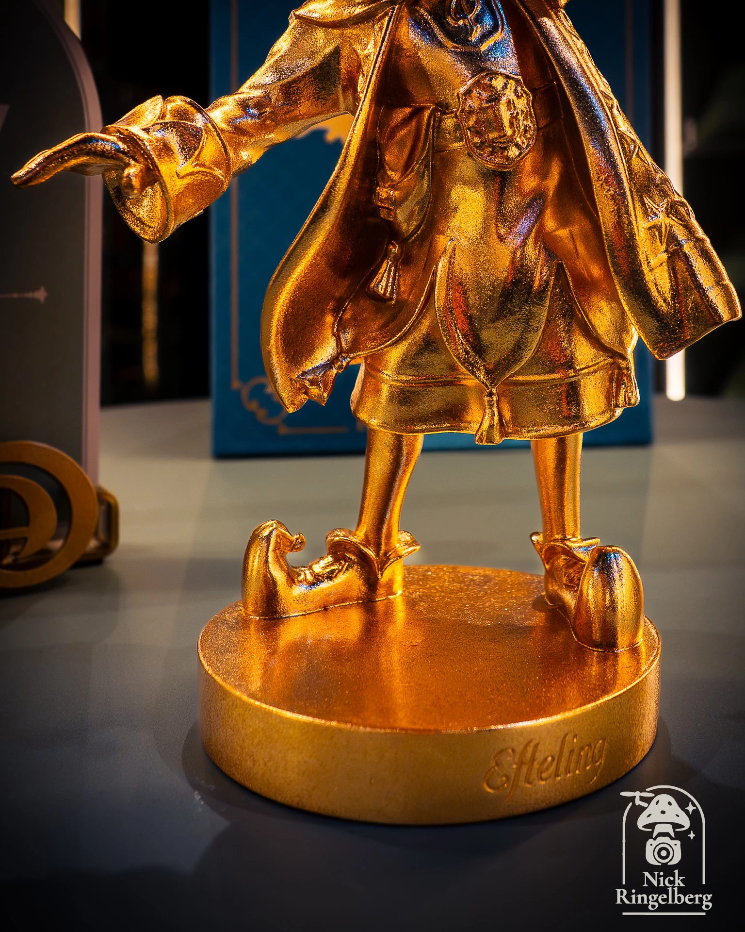 Het gouden Pardoesbeeld. Ik had hem liever gezien zoals het oude beeldje van de ganzenhoedster in mooie kleuren in plaats van goud. #efteling #pardoes #beeld #themeparks #eftelinggrandhotel