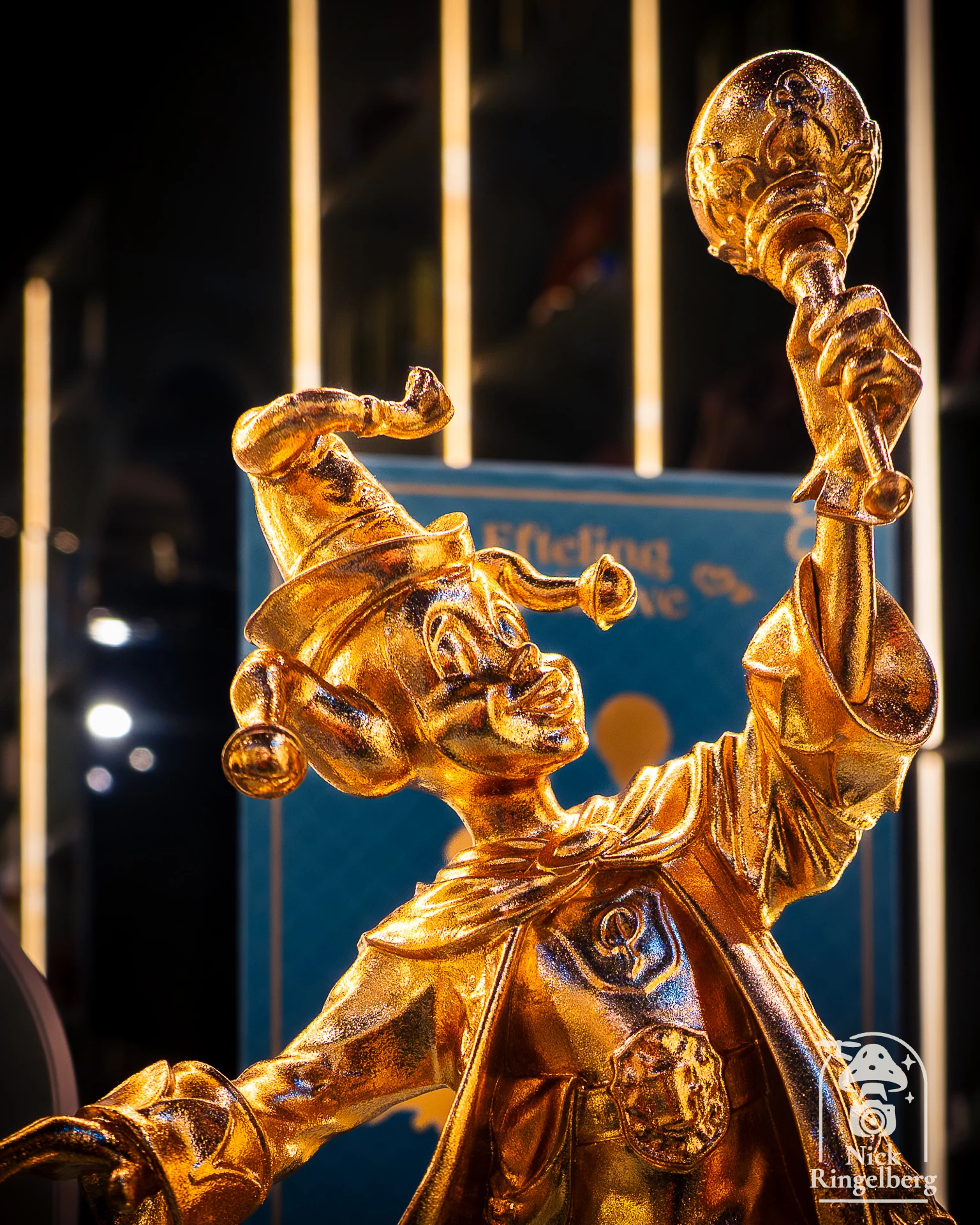Het gouden Pardoesbeeld. Ik had hem liever gezien zoals het oude beeldje van de ganzenhoedster in mooie kleuren in plaats van goud. #efteling #pardoes #beeld #themeparks #eftelinggrandhotel