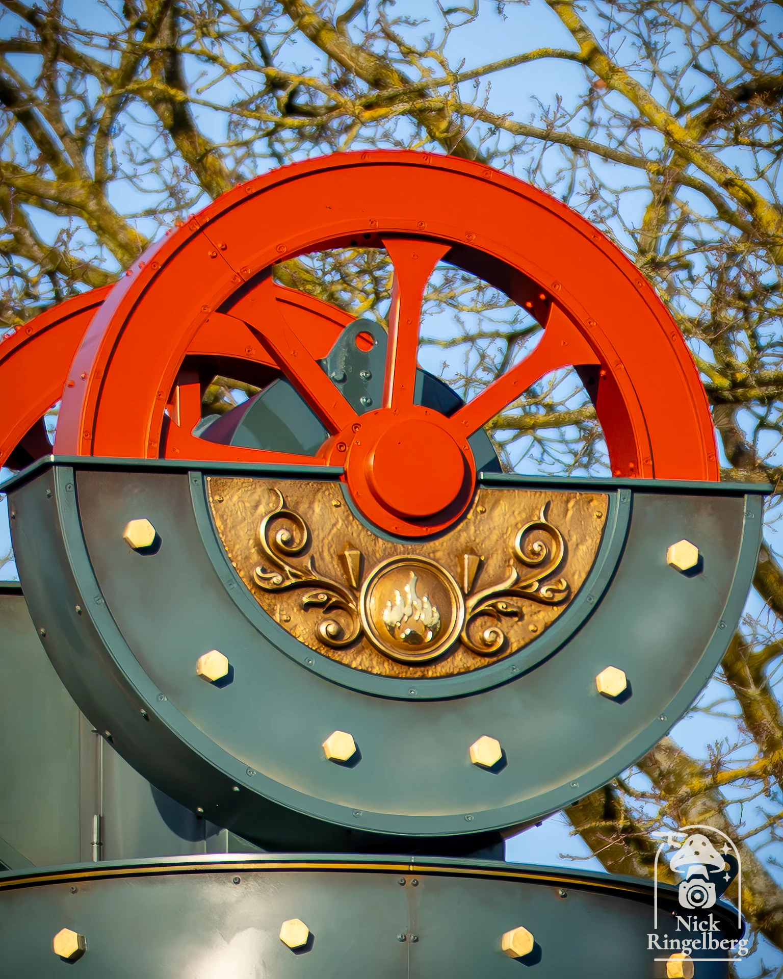 Bouwupdate bij de Droptorens hooghmoed. Er zit iemand in de schoorsteen!! 😱❤️ #efteling #hooghmoed #themeparks #bouwupdate #brabant