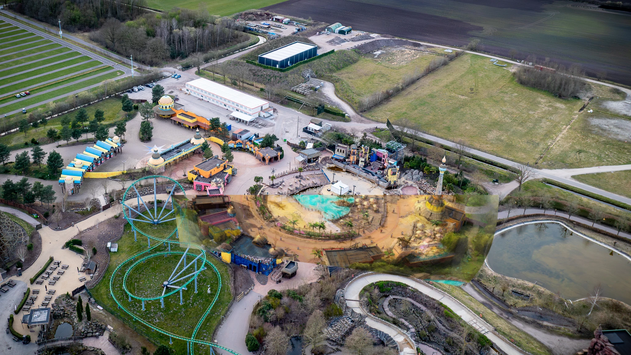 We hebben de ontwerptekening van Toverland over een dronefoto gelegd, zodat je beter ziet hoe het aansluit. #Toverland #ontwerptekening #dronefoto #luchtfoto #themeparks #limburg