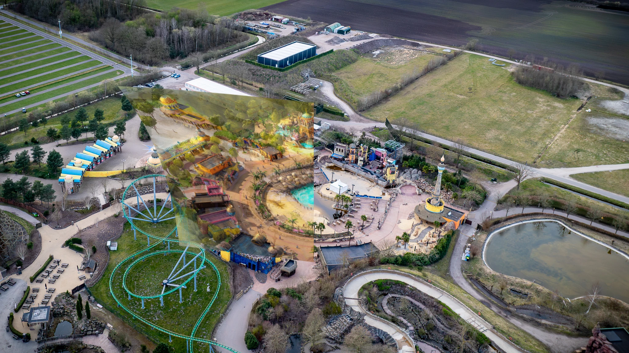 We hebben de ontwerptekening van Toverland over een dronefoto gelegd, zodat je beter ziet hoe het aansluit. #Toverland #ontwerptekening #dronefoto #luchtfoto #themeparks #limburg