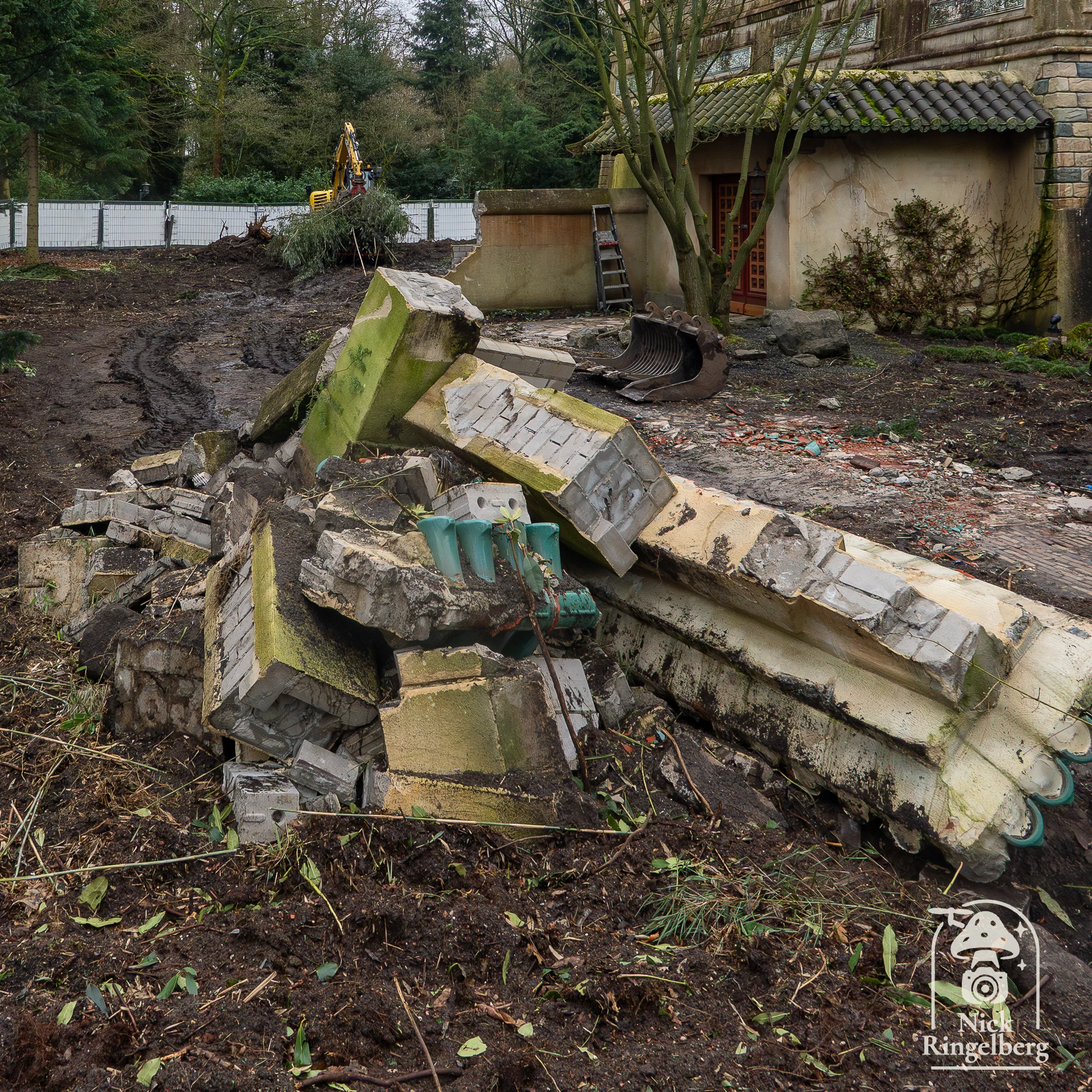 Achter De Chinese nachtegaal is weer flink wat groen verdwenen. #efteling #sprookjesbos #dechinesenachtegaal #bouwupdate
