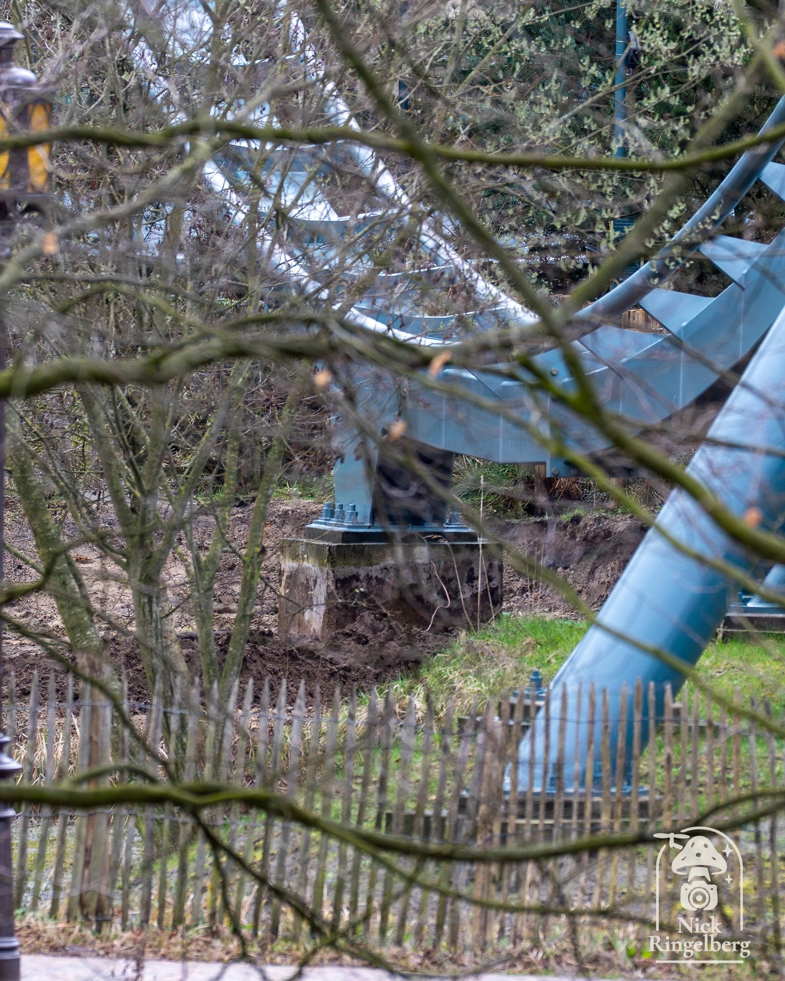 Ik ben benieuwd wat ze bij Baron1898 moeten repareren. Er is namelijk een flink stuk vrij gegraven. De achtbaan blijft nog een paar weken dicht en er liggen al steigers klaar. #efteling #baron1898 #themeparks #coaster #rollercoaster