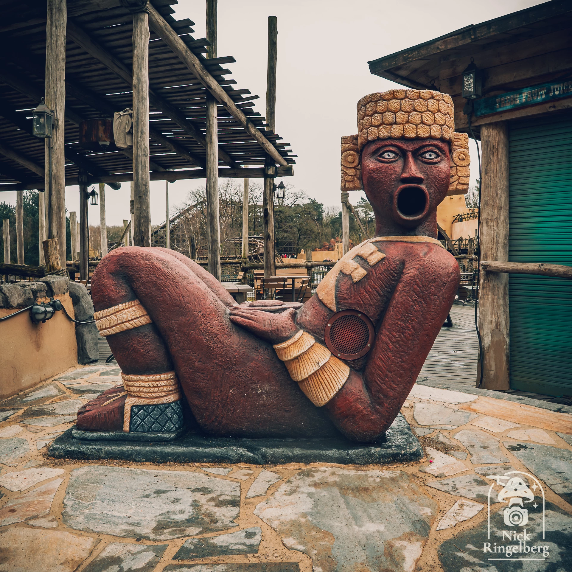 Imka Gijs doet het weer. Ik ben wel benieuwd of de medewerkers in het verkooppuntje er blij mee zijn.... staat erg hard en het is een erg kort loopje 😱 #efteling #gijs #themeparks