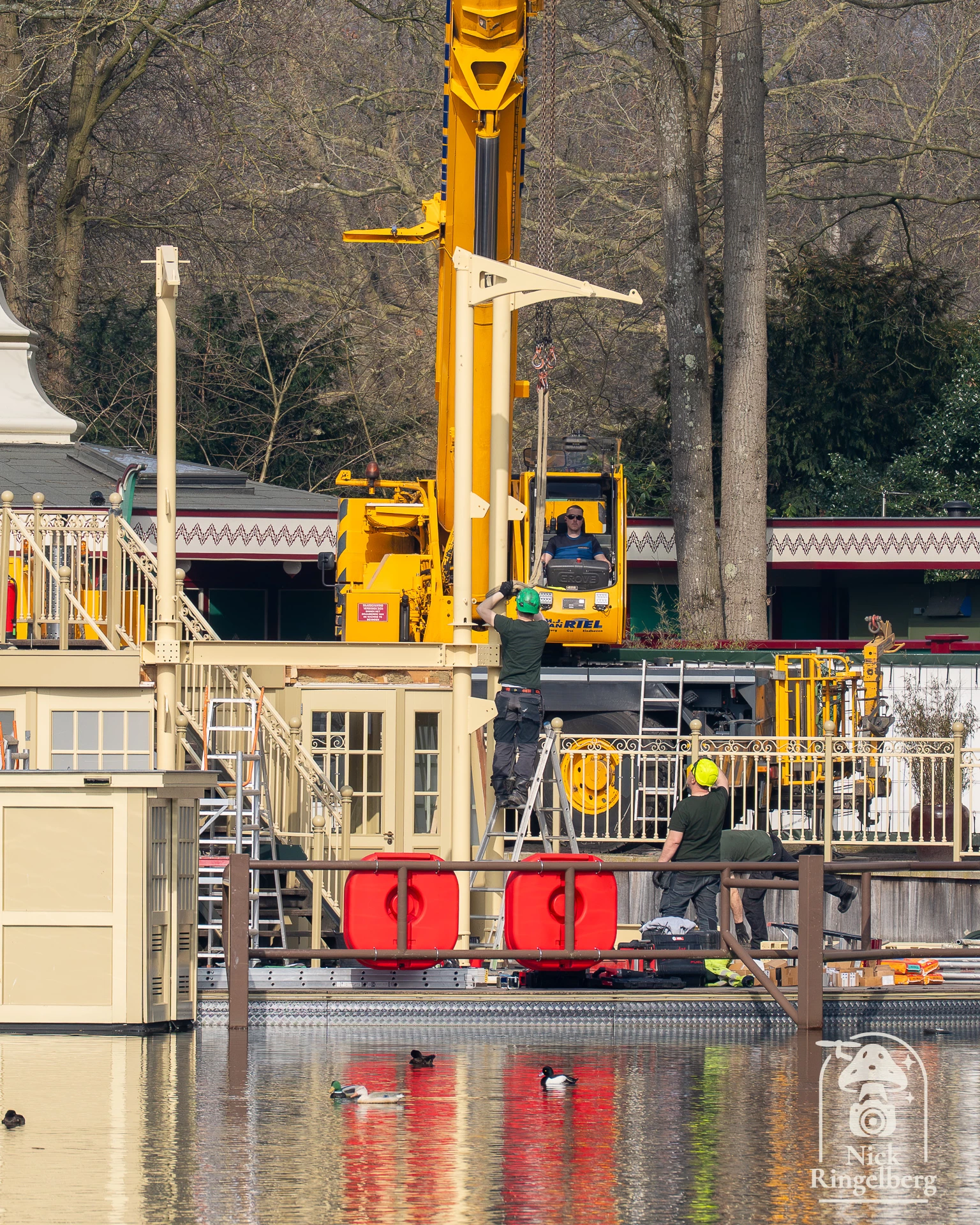 Vandaag hebben ze nieuwe palen geplaatst voor de overkapping boven de vlonder van de Gondoletta bootjes. Best wel hoge palen en een flinke klus! #efteling #gondoletta #themeparks