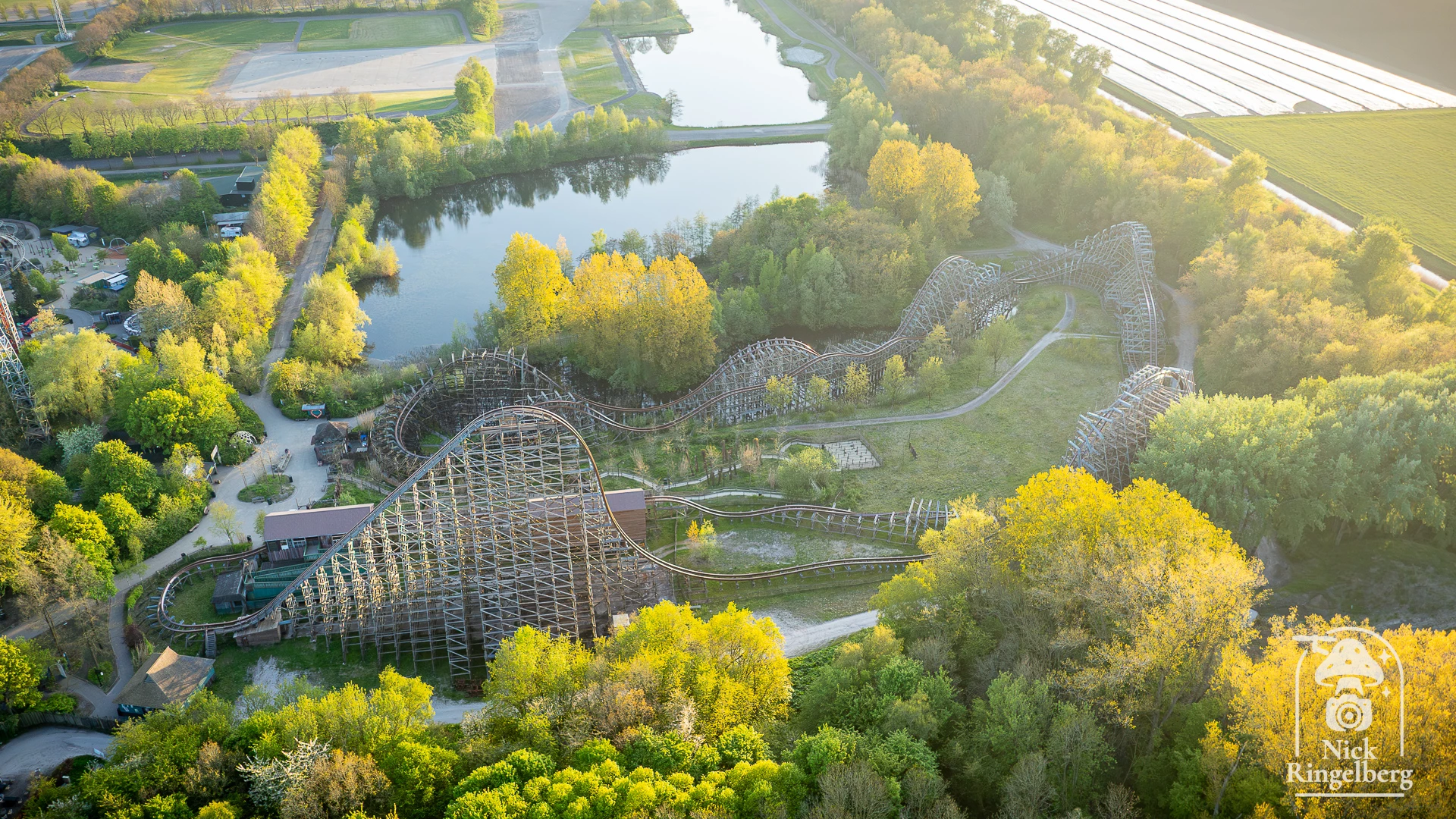 Walibi ❤️ Welke attractie moet ik hier binnenkort zeker niet overslaan? #walibi #walibiholland #themeparks #flevoland #droneparks