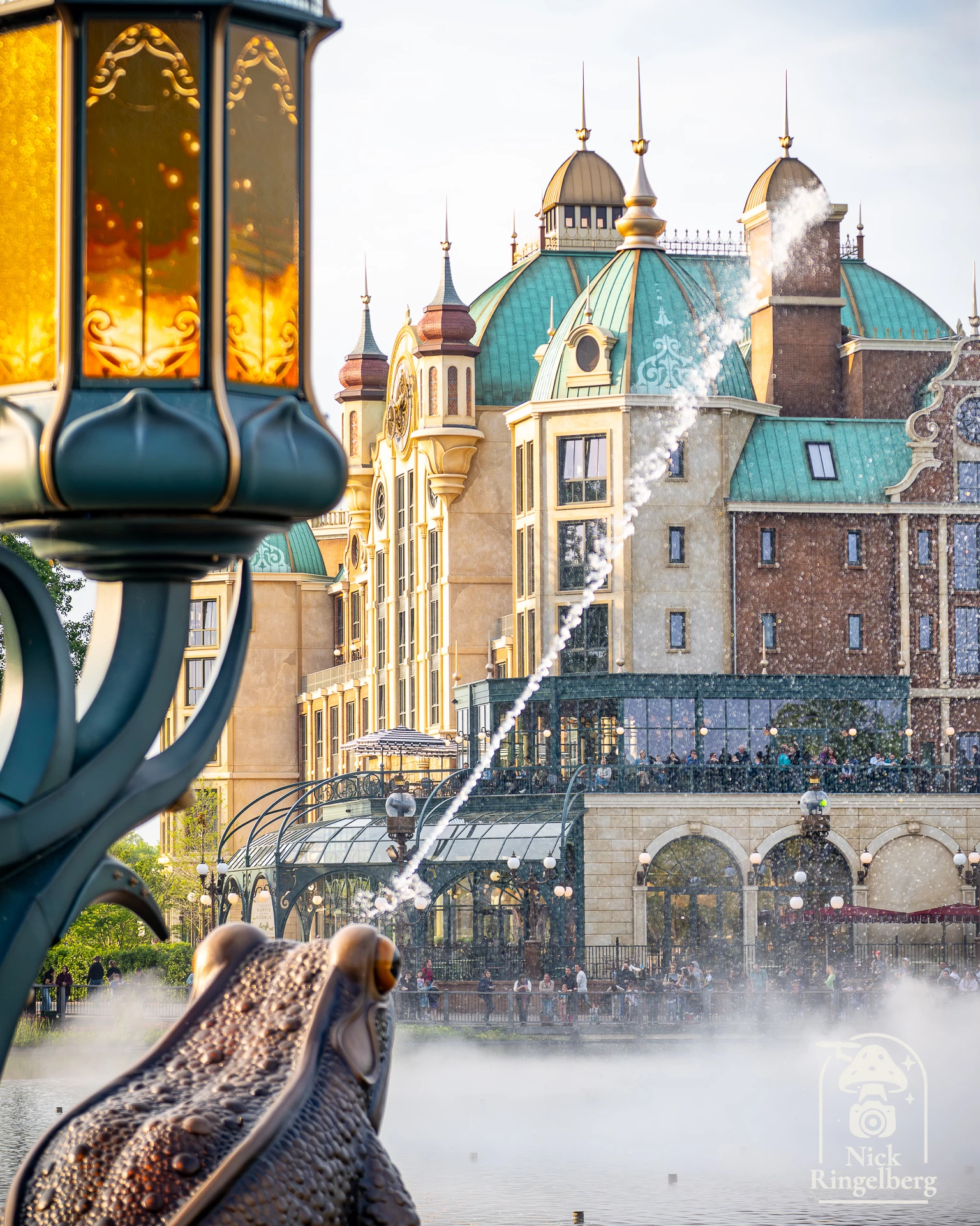 De Efteling 😱❤️😄 Verzin een leuke onderschrift voor de foto van de Bakker en zijn Buurvrouw #efteling #themeparks #pretpark #brabant