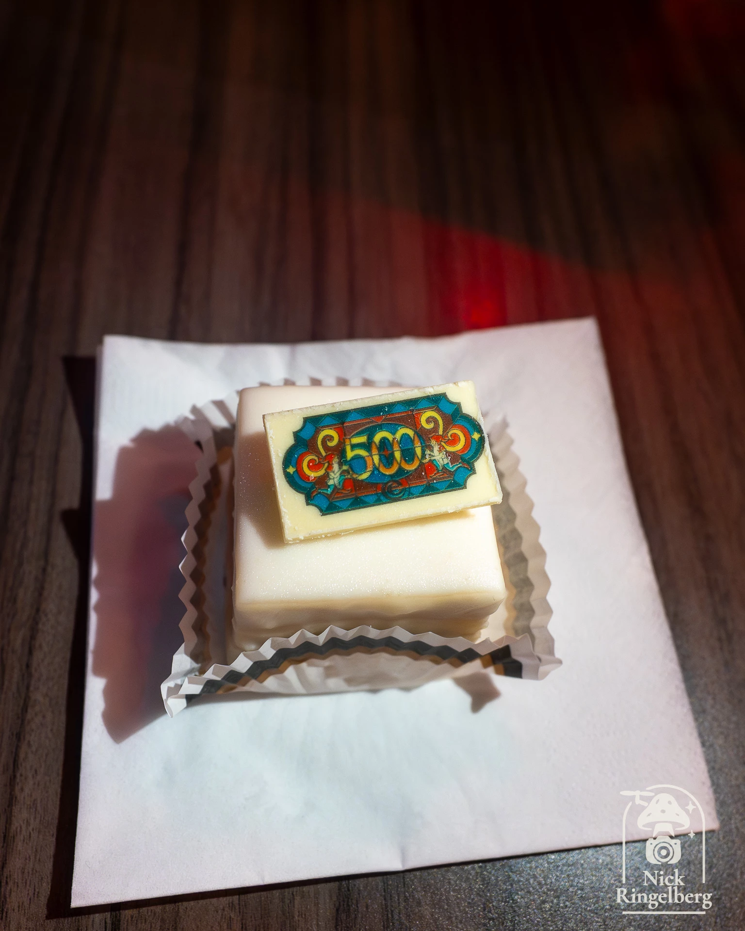 Jochem ontwerpt al sinds 2008 pins voor de Efteling en werkt alweer aan toekomstige pins. Extra leuk dat hij even op de foto wilde en mensen van “kantoor” krijg ik niet vaak voor de lens. En wat was de zaal van de pinbeurs mooi! #Efteling