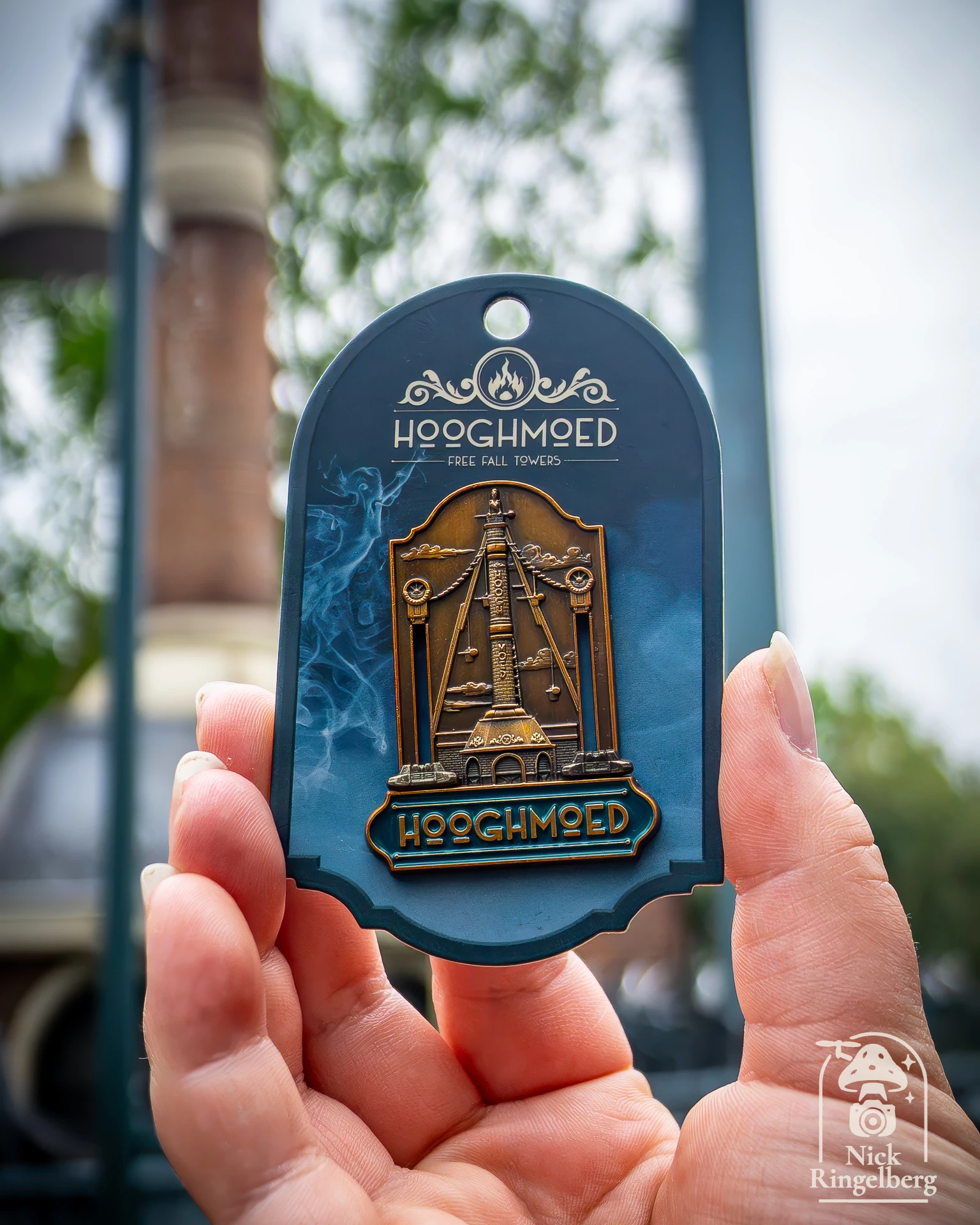 Hooghmoed pin! Een medewerkster wilde me wel helpen bij de foto ❤️🥳 De pin mist wel nog 1 torentje. 😱😄 #efteling #hooghmoed #themeparks