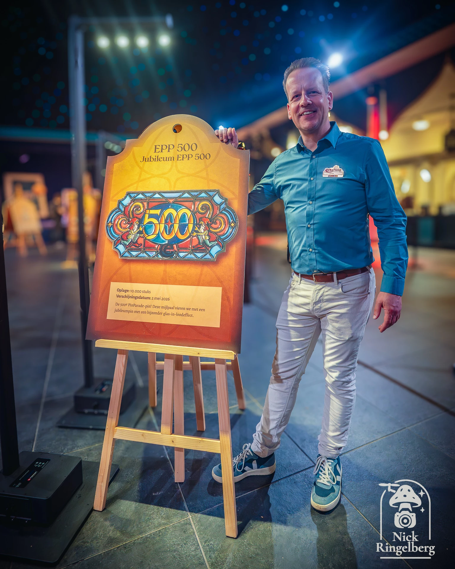 Jochem ontwerpt al sinds 2008 pins voor de Efteling en werkt alweer aan toekomstige pins. Extra leuk dat hij even op de foto wilde en mensen van “kantoor” krijg ik niet vaak voor de lens. En wat was de zaal van de pinbeurs mooi! #Efteling