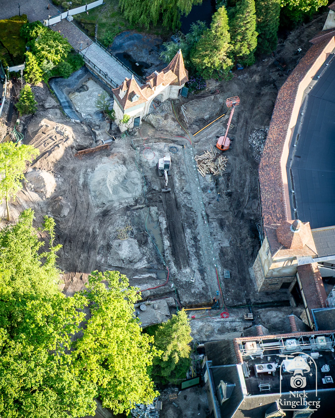 Bouwupdate nieuwe attractie bij Raveleijn #efteling #raveleijn #bouwupdate #themeparks #drone