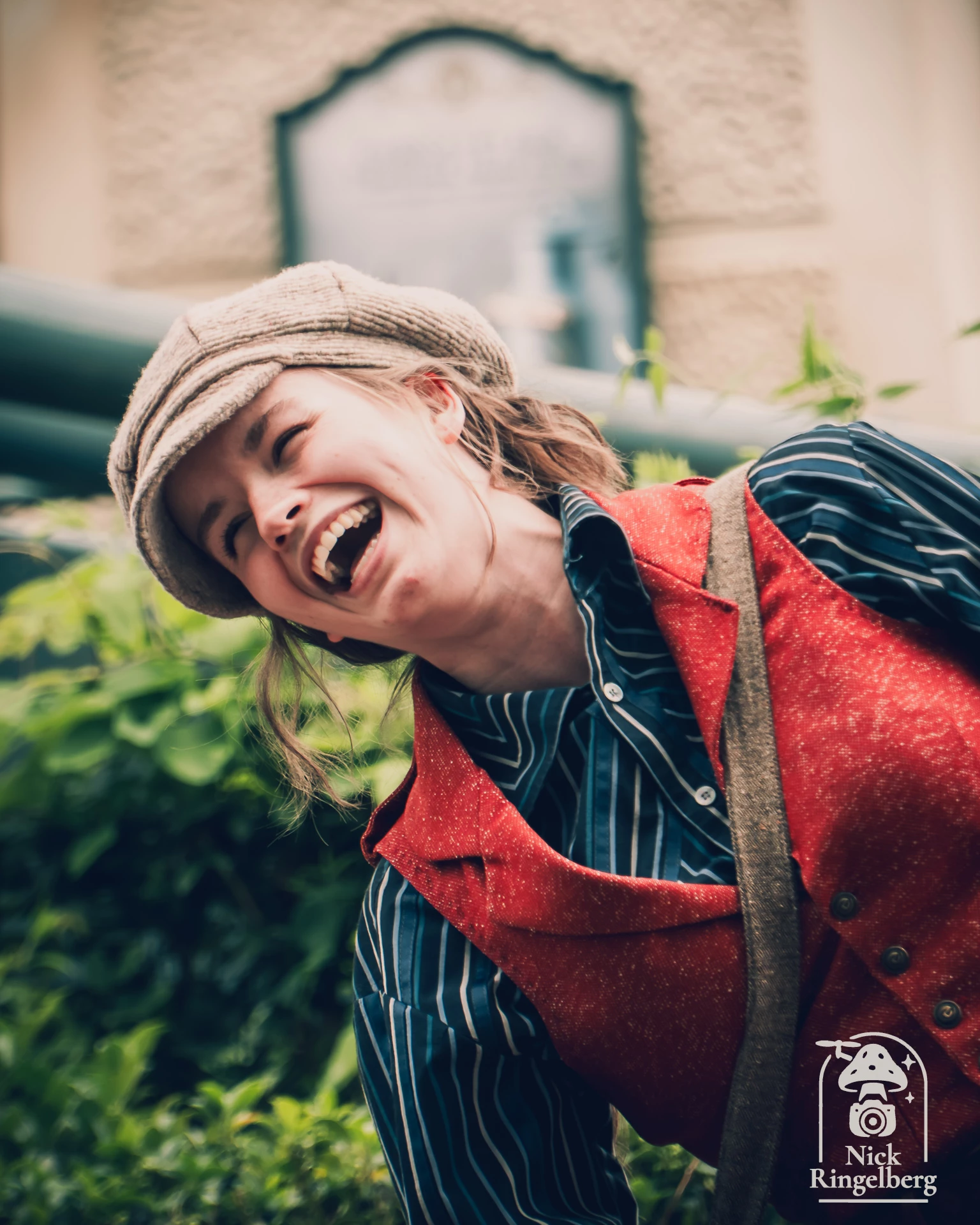 Extra! Extra! Bij Hooghmoed lopen de nieuwsverkopers rond op zoek naar sappige weetjes, roddels en natuurlijk goud. #Efteling #Hooghmoed #Baron1898 #EftelingFotografie #ThemeparkPhotography