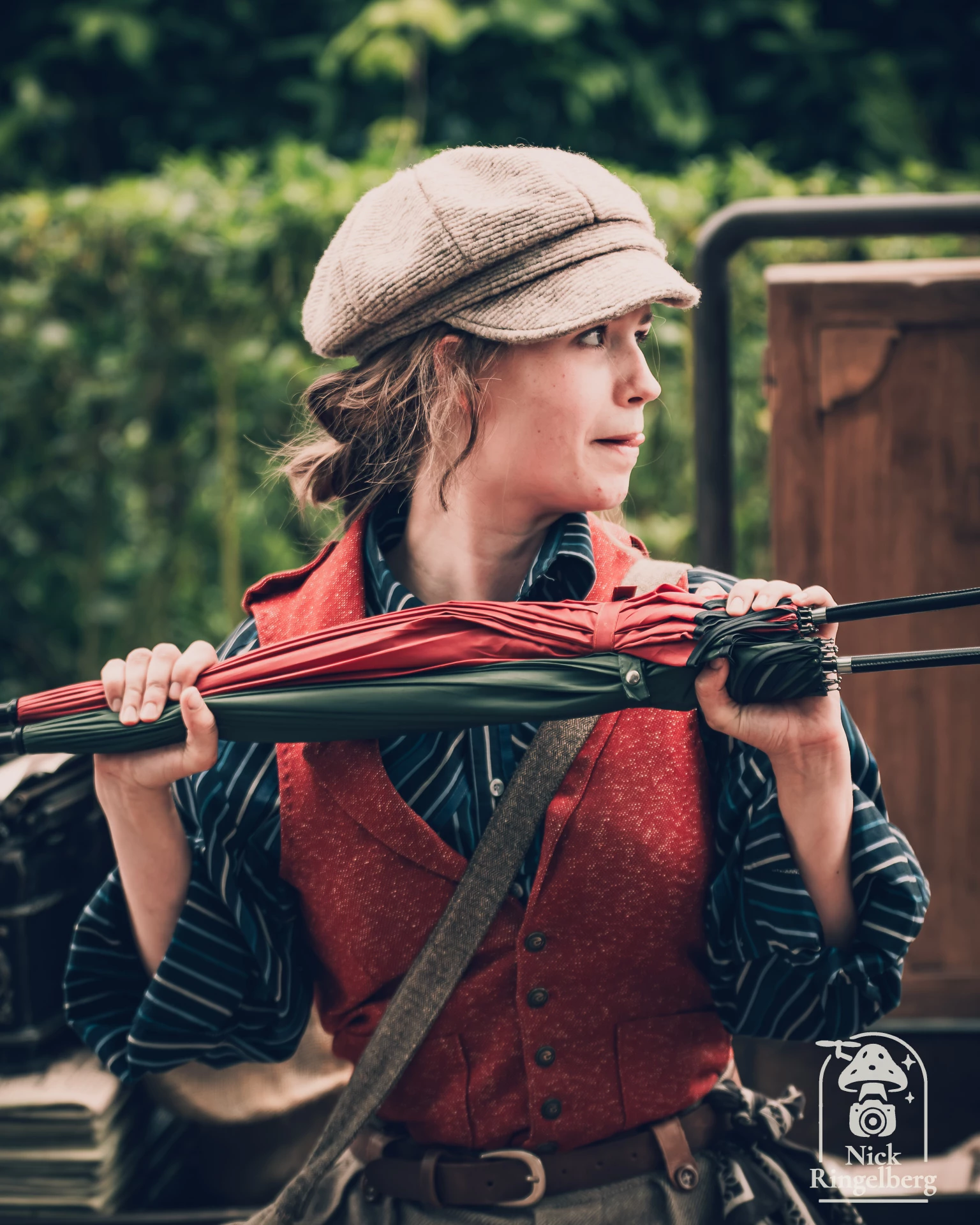 Extra! Extra! Bij Hooghmoed lopen de nieuwsverkopers rond op zoek naar sappige weetjes, roddels en natuurlijk goud. #Efteling #Hooghmoed #Baron1898 #EftelingFotografie #ThemeparkPhotography