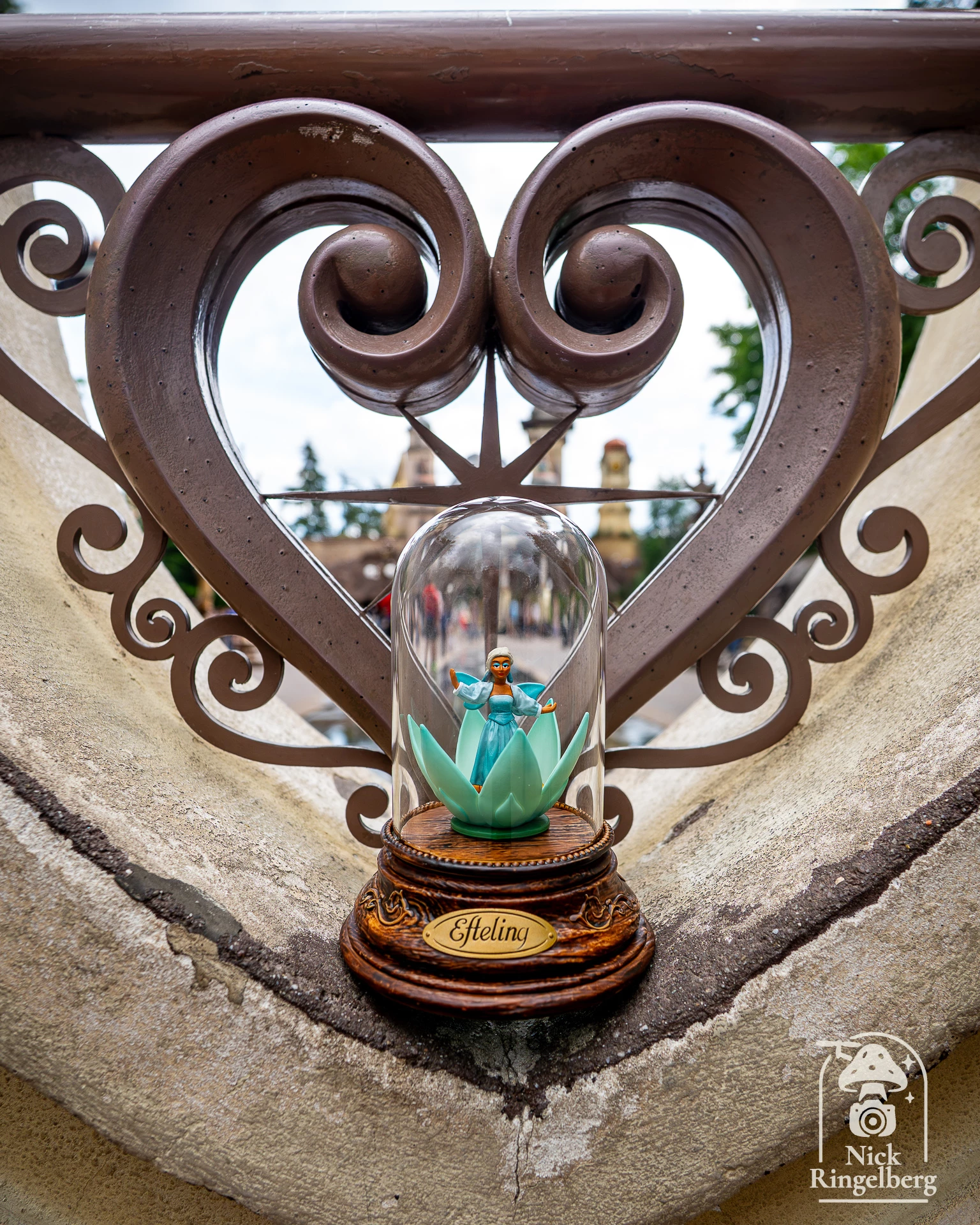 Dit elegante blonde fee’tje uit de Indische Waterlelies is het premium cadeau bij je Efteling-abonnement van 2026. Aan die blik te zien is haar parkeerabonnement alleen al stopgezet. #efteling