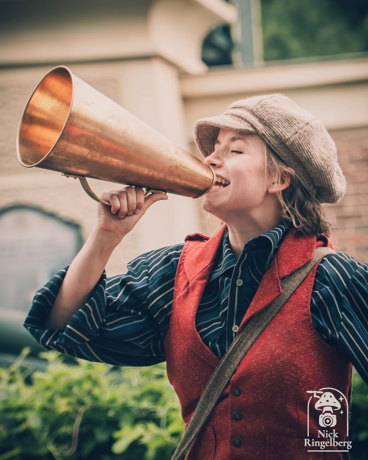 Extra! Extra! Bij Hooghmoed lopen de nieuwsverkopers rond op zoek naar sappige weetjes, roddels en natuurlijk goud. #Efteling #Hooghmoed #Baron1898 #EftelingFotografie #ThemeparkPhotography
