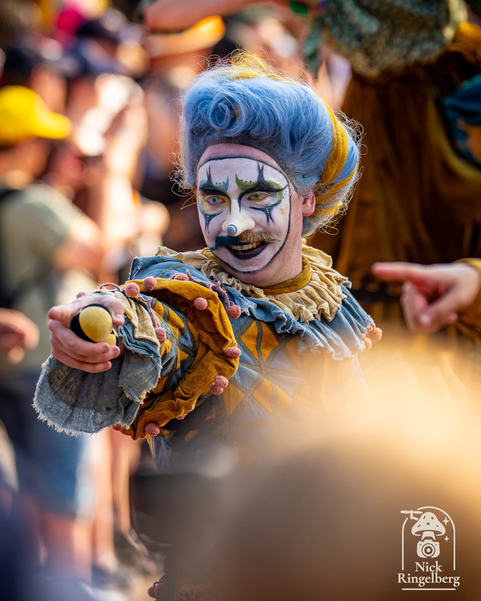 Deze medewerker stond er heel de dag met een glimlach! En nog enkele foto's van Toverland 25 jaar #toverland #werkenbijtoverland #toverland25 #themeparks