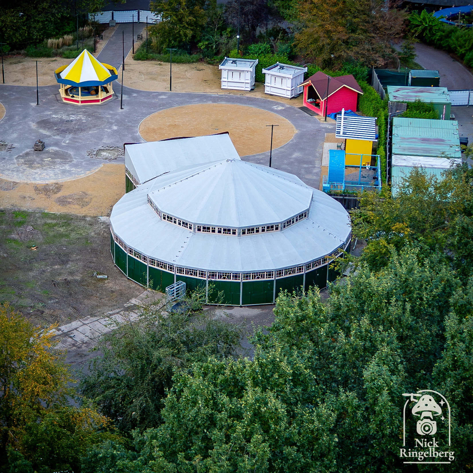 Een spiegeltent voor de winter Efteling. Hopelijk zet de Efteling er nog een ander frontje voor. Dit is niet echt stiefmoeder show-waardig... of juist wel? #efteling #themeparks #winterefteling