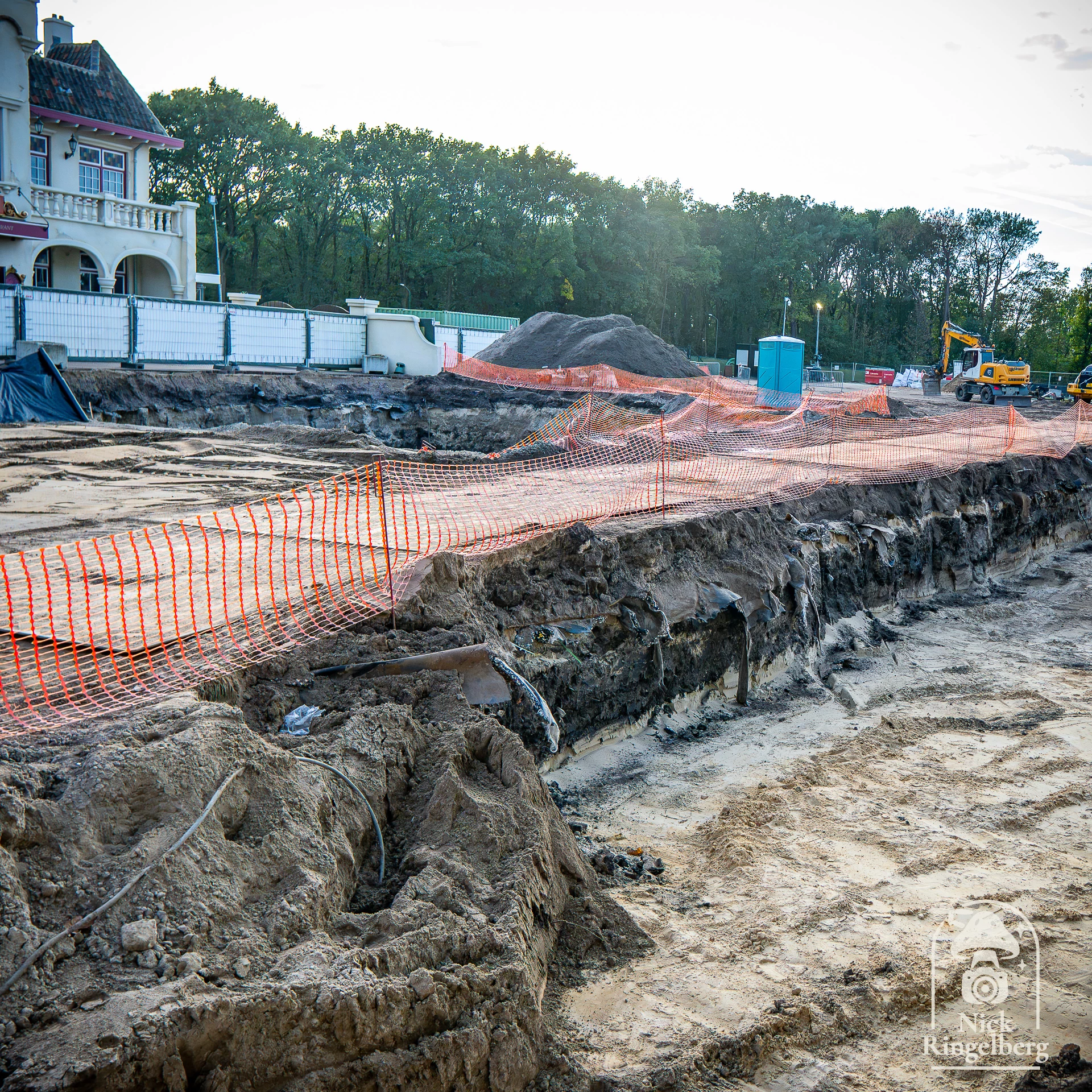 De Efteling-E ligt er weer! Ik had eigenlijk wel wat meer afval verwacht bij het salderen van de grond. Het lijkt allemaal zó snel te gaan en ik zie er verder maar weinig tussen zitten. Of is de grond vooral vervuild doordat hij er al zo lang ligt? #efteling