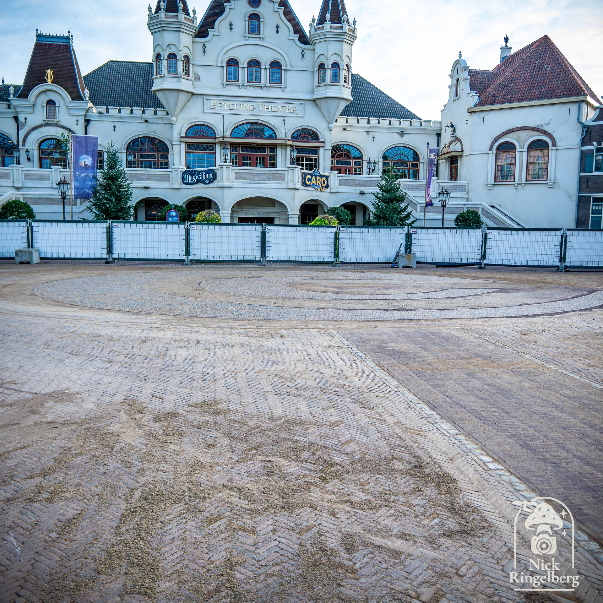 De Efteling-E ligt er weer! Ik had eigenlijk wel wat meer afval verwacht bij het salderen van de grond. Het lijkt allemaal zó snel te gaan en ik zie er verder maar weinig tussen zitten. Of is de grond vooral vervuild doordat hij er al zo lang ligt? #efteling
