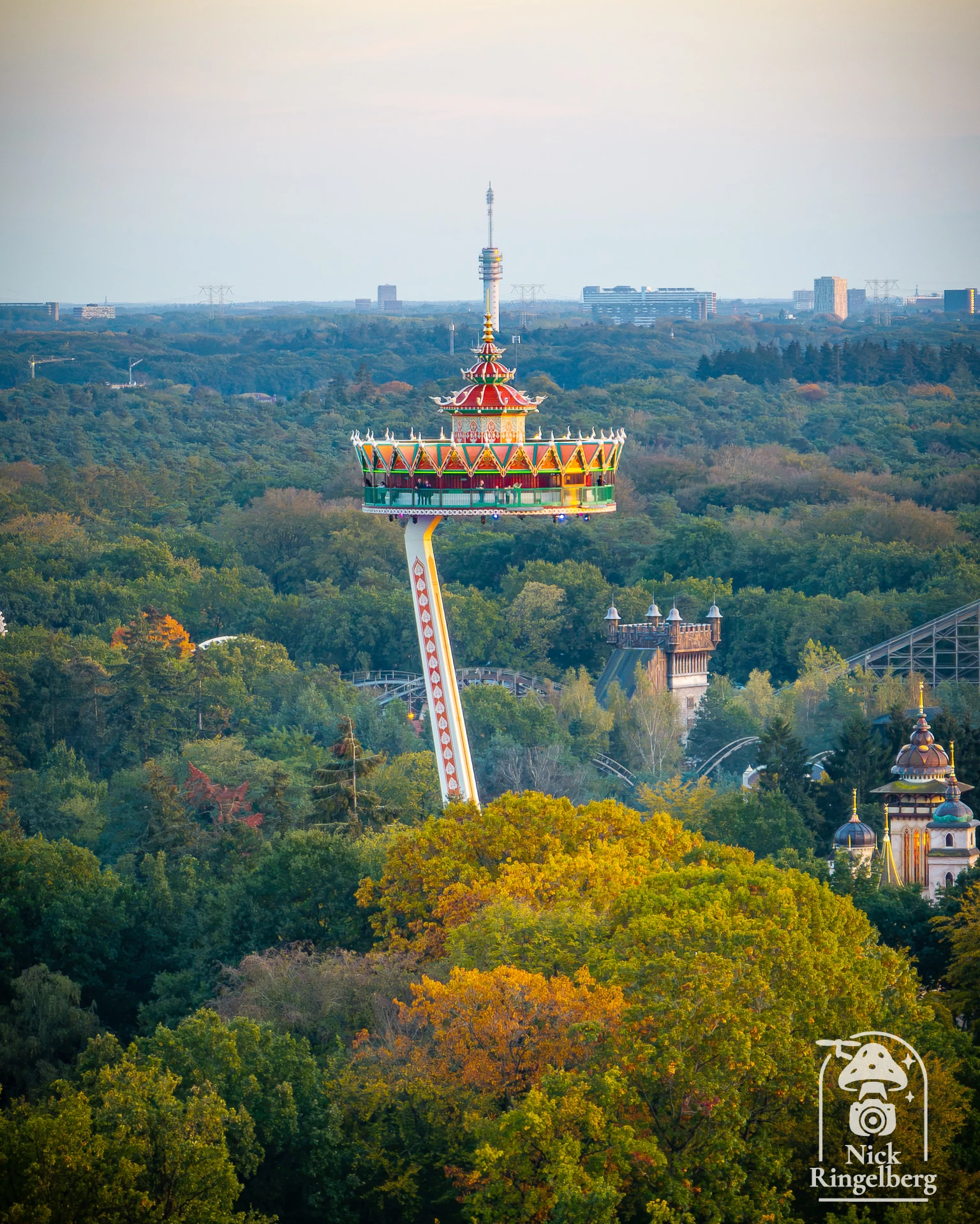Er groeit een toren uit de pagode! #efteling #pagode #tilburg #themeparks