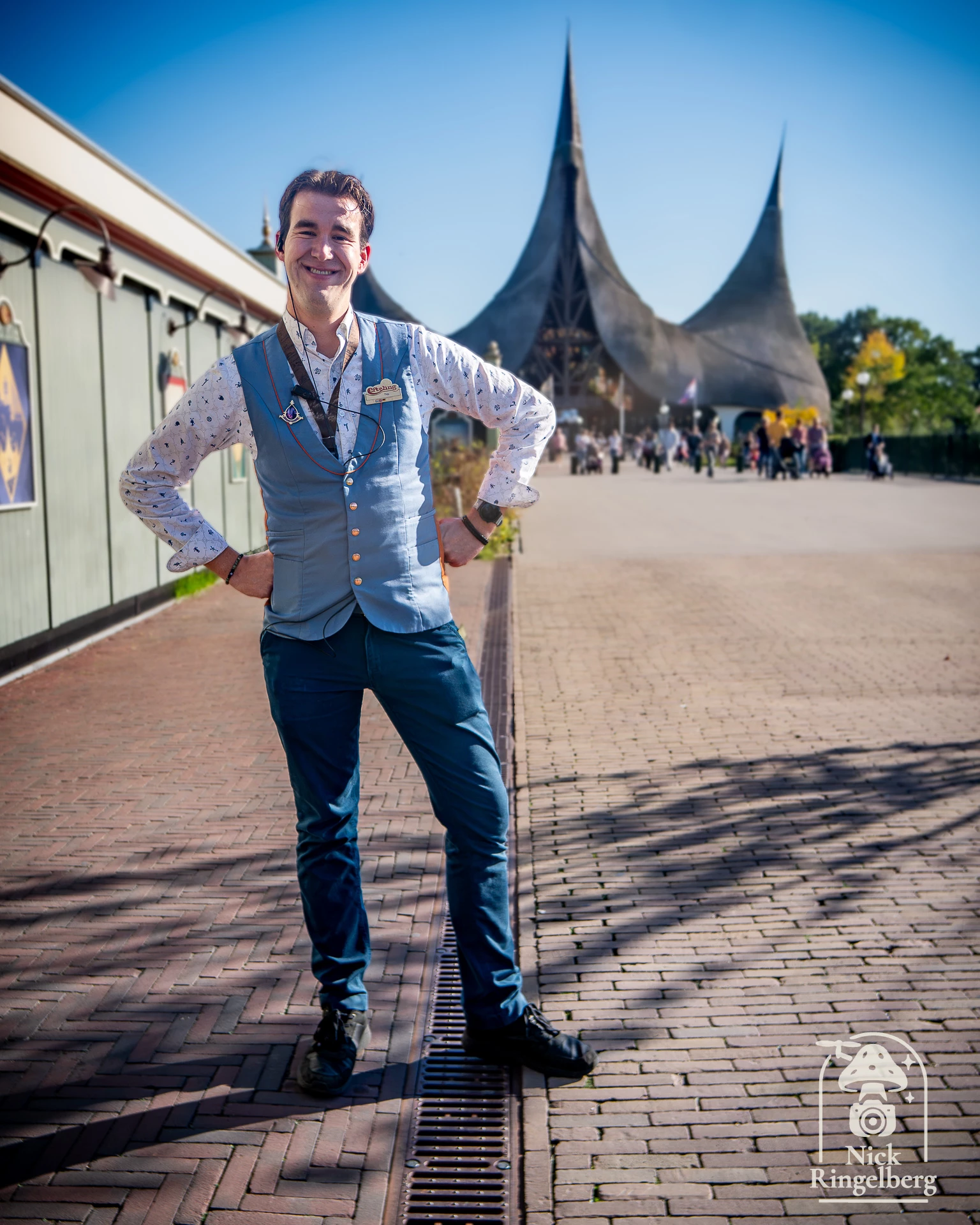 Altijd leuk om deze medewerker tegen te komen in de Efteling. Altijd vrolijk, vriendelijk en in voor een praatje. Zo’n medewerker maakt een bezoek toch nét even leuker! #efteling #werkenbijefteling #themepark