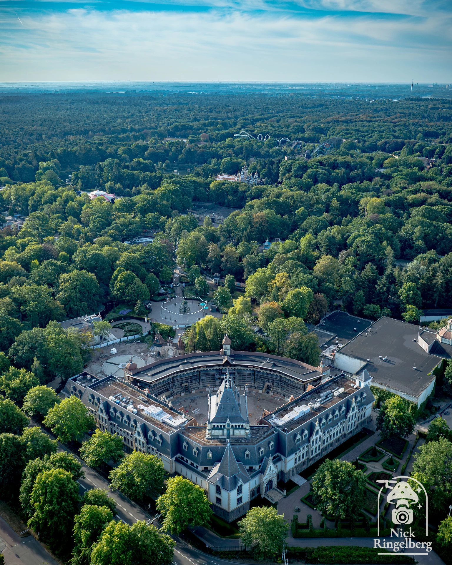 Bijna 9.000 mensen die hier inmiddels meekijken met mijn foto's, video's en alles rondom de Efteling en pretparken. Best een bijzonder aantal eigenlijk. Nog een klein stukje te gaan naar de 9.000. Waarom volg jij mij eigenlijk? #efteling #eftelingfotografie #pretpark #themepark #fotografie