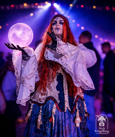 Mijn favo waarzegster in Toverland had vorige week helaas niet in de kaarten gezien, dat de stroomaansluiting niet werkte.... Dus we moesten buiten een vette foto maken

#toverland #halloween #waarzegster #themeparks