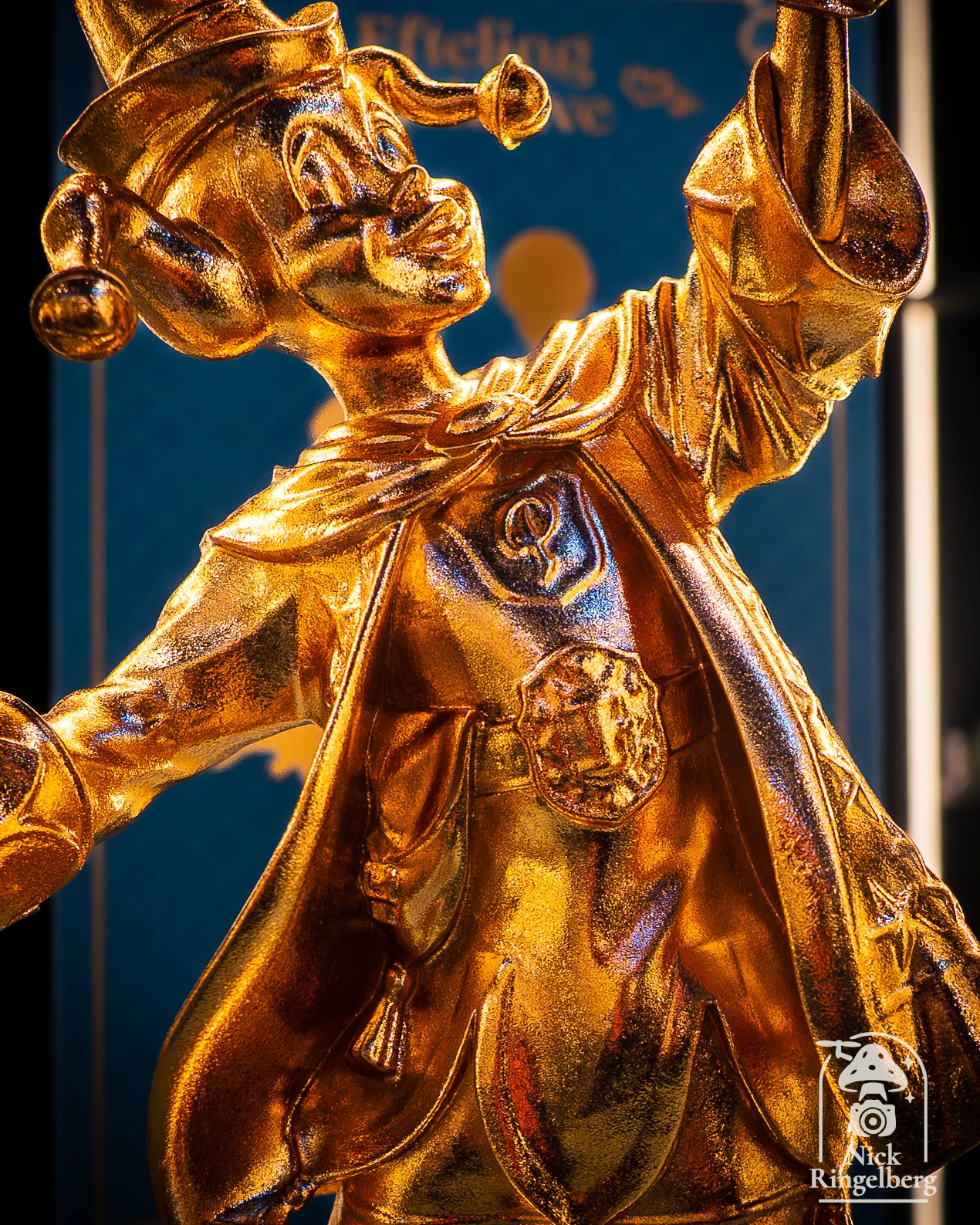Het gouden Pardoesbeeld. Ik had hem liever gezien zoals het oude beeldje van de ganzenhoedster in mooie kleuren in plaats van goud. #efteling #pardoes #beeld #themeparks #eftelinggrandhotel