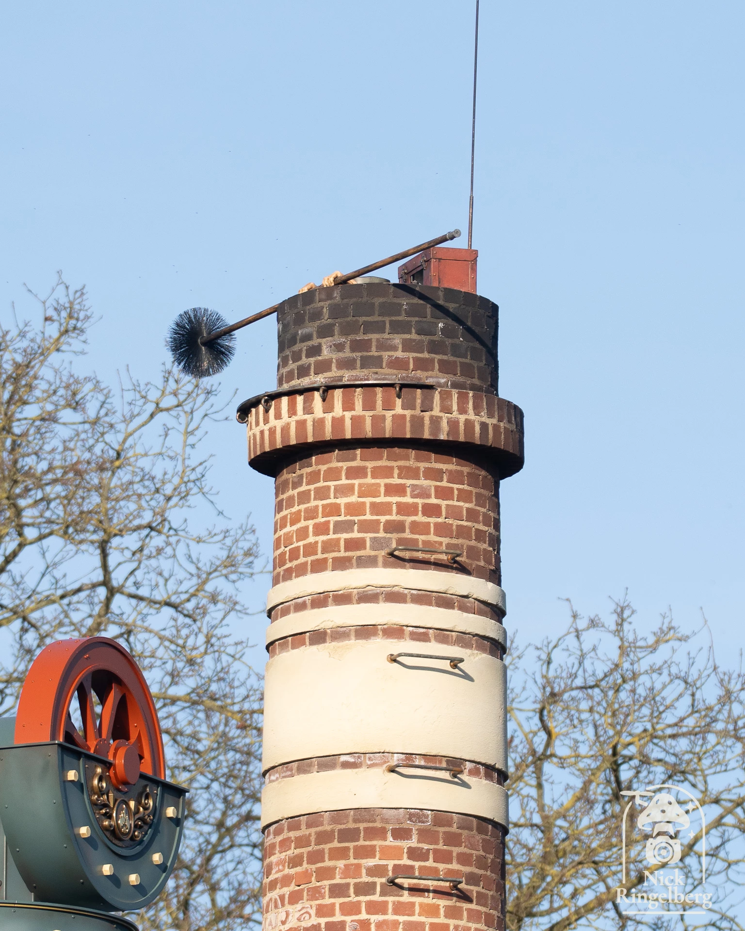Bouwupdate bij de Droptorens hooghmoed. Er zit iemand in de schoorsteen!! 😱❤️ #efteling #hooghmoed #themeparks #bouwupdate #brabant