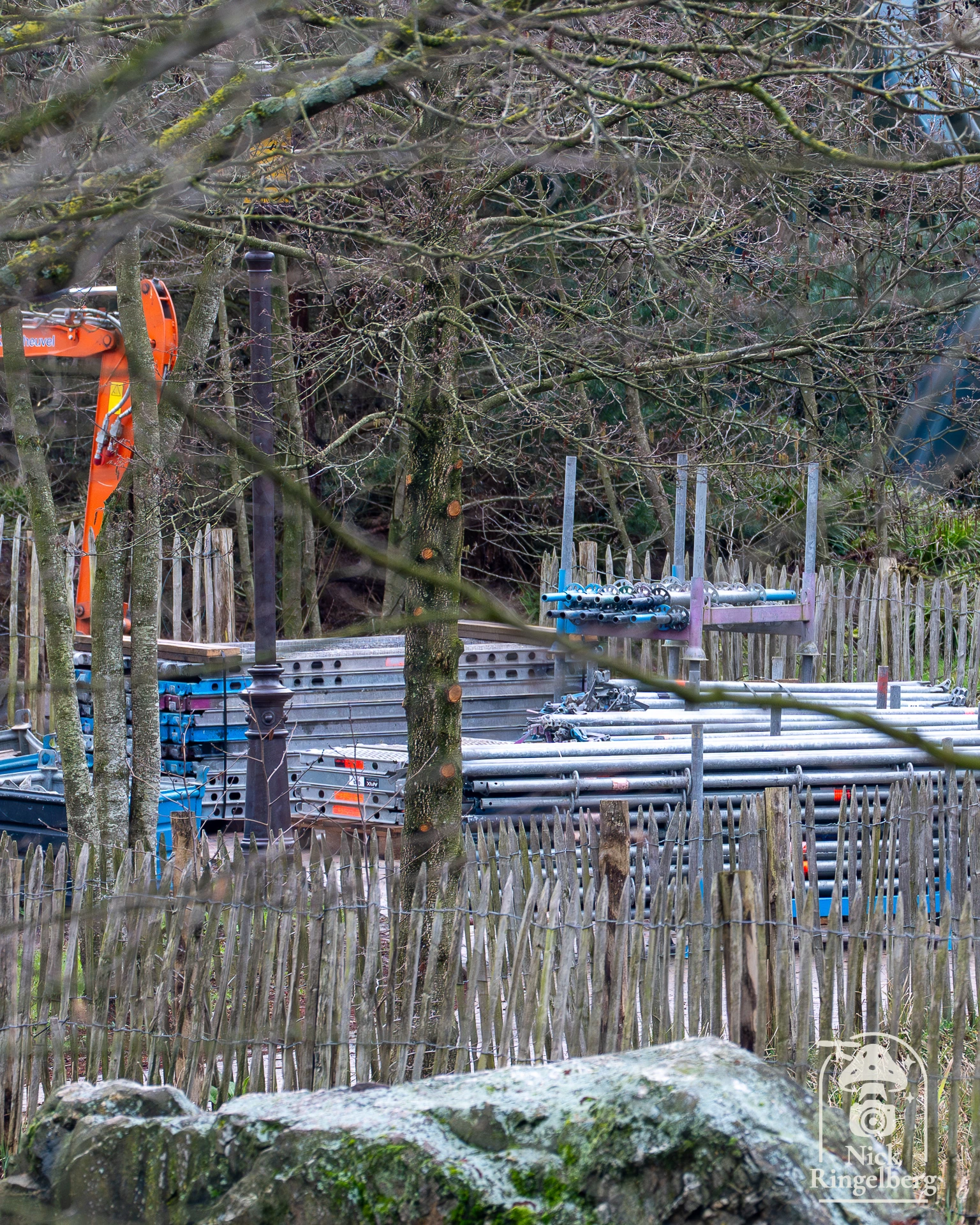 Ik ben benieuwd wat ze bij Baron1898 moeten repareren. Er is namelijk een flink stuk vrij gegraven. De achtbaan blijft nog een paar weken dicht en er liggen al steigers klaar. #efteling #baron1898 #themeparks #coaster #rollercoaster