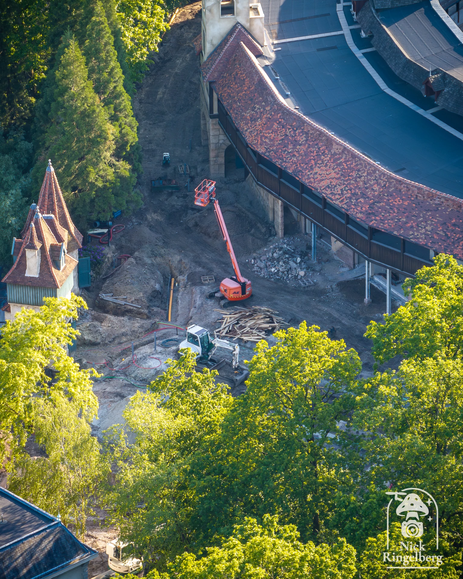 Bouwupdate nieuwe attractie bij Raveleijn #efteling #raveleijn #bouwupdate #themeparks #drone