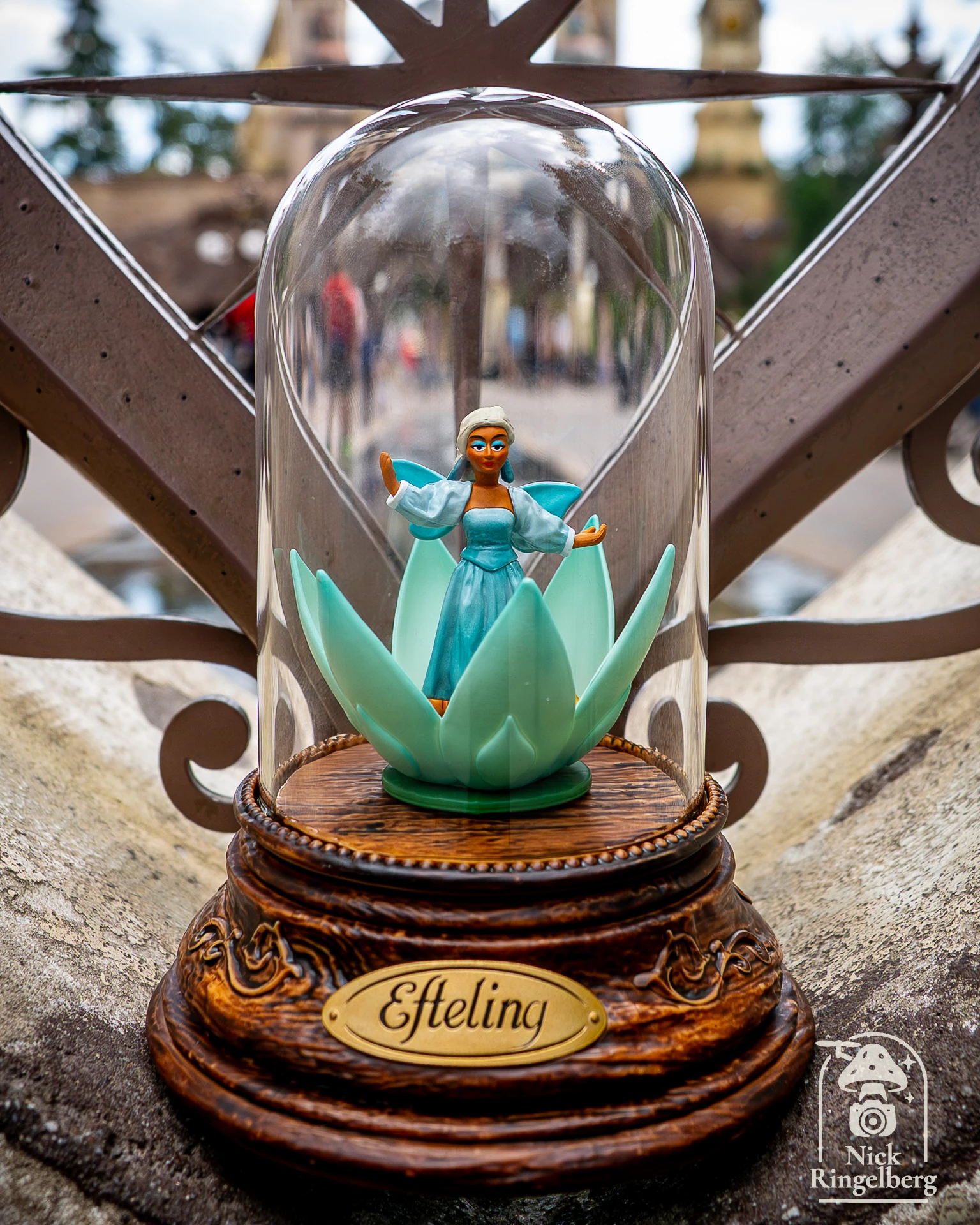 Dit elegante blonde fee’tje uit de Indische Waterlelies is het premium cadeau bij je Efteling-abonnement van 2026. Aan die blik te zien is haar parkeerabonnement alleen al stopgezet. #efteling