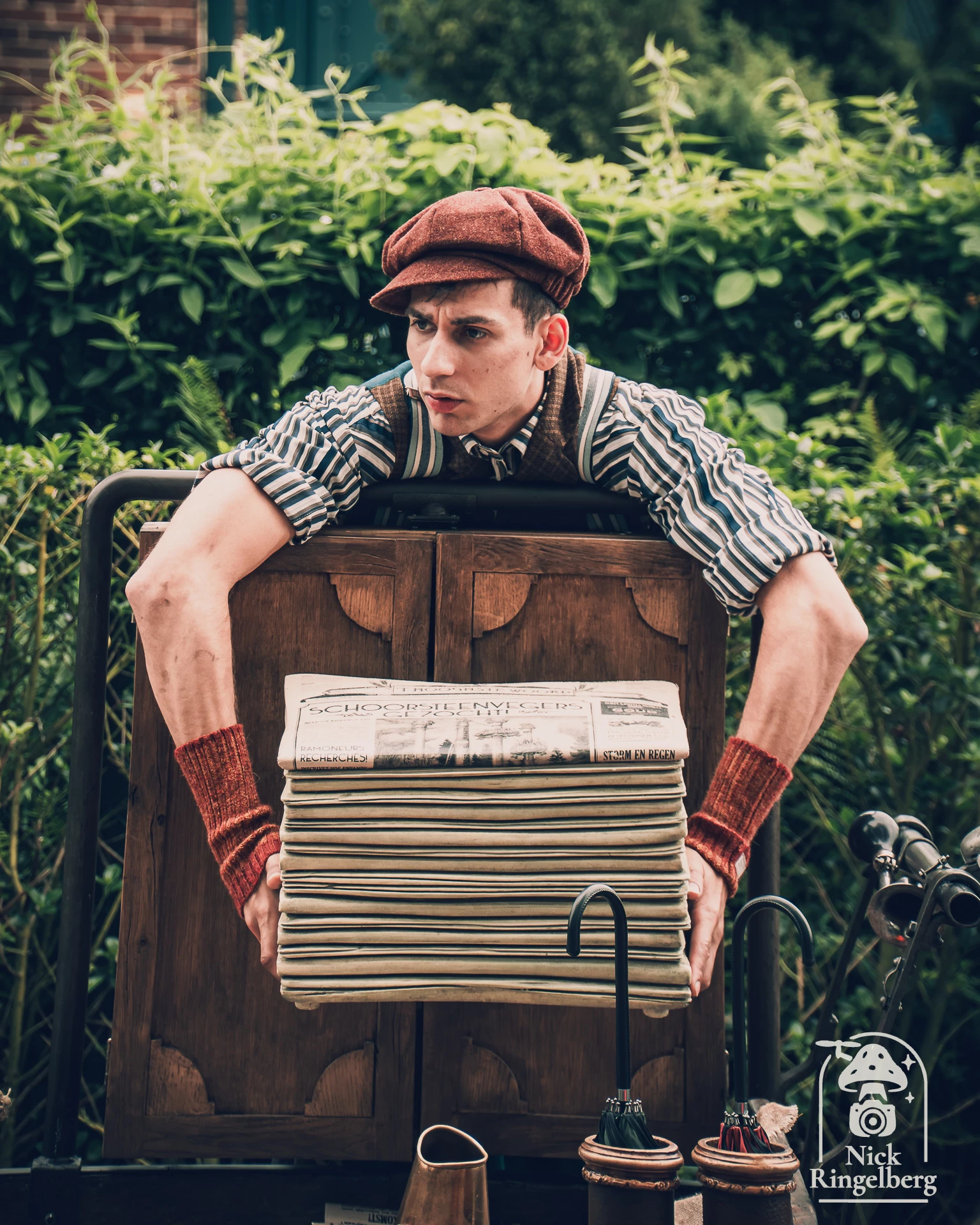 Extra! Extra! Bij Hooghmoed lopen de nieuwsverkopers rond op zoek naar sappige weetjes, roddels en natuurlijk goud. #Efteling #Hooghmoed #Baron1898 #EftelingFotografie #ThemeparkPhotography