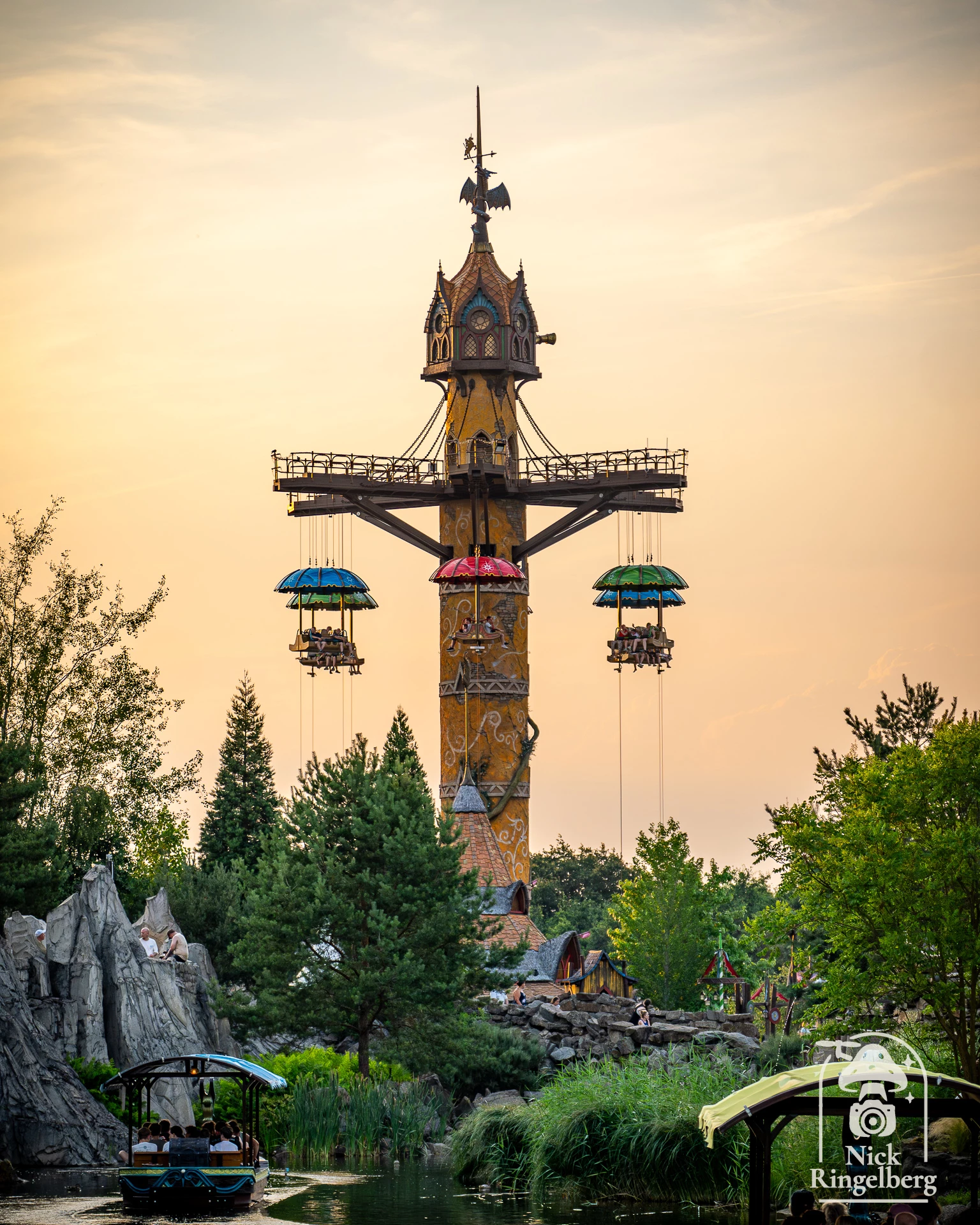 Deze medewerker stond er heel de dag met een glimlach! En nog enkele foto's van Toverland 25 jaar #toverland #werkenbijtoverland #toverland25 #themeparks