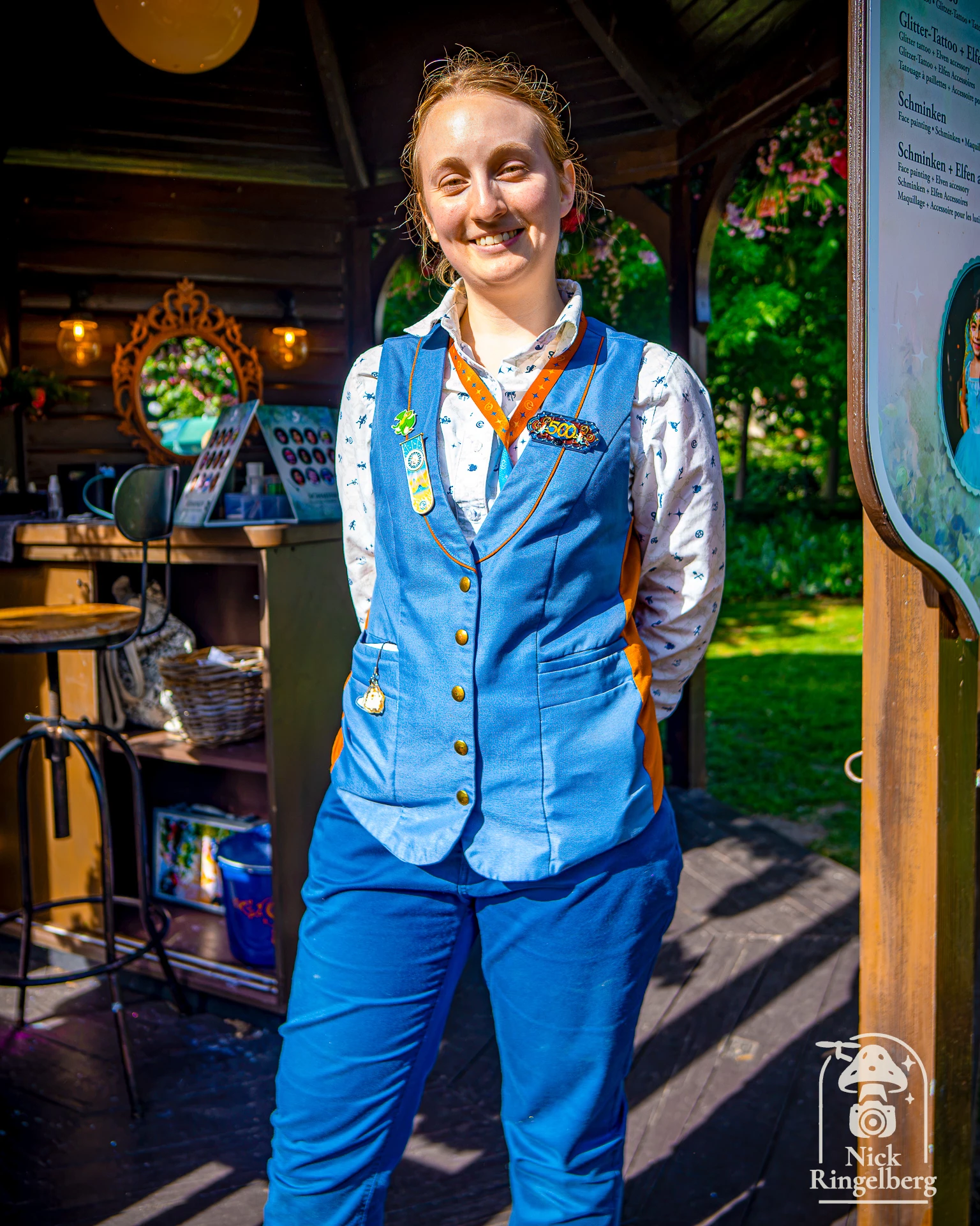 Deze medewerker van de Efteling wilde graag even op de foto bij het schminkpuntje. #efteling #themeparks #werkenbijefteling