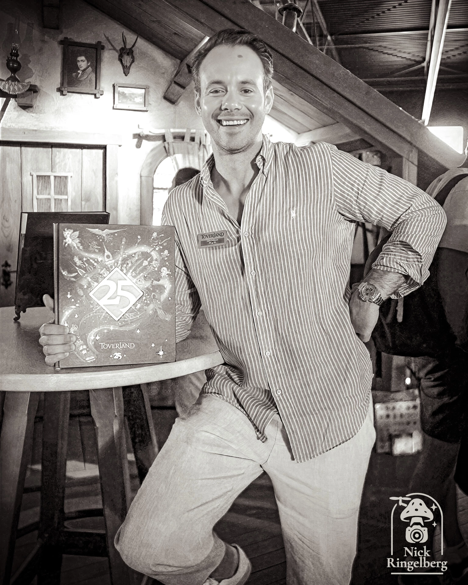 Meet de Legends van Toverland. Was erg leuk om een praatje met iedereen te mogen maken. Ga jij het Toverland 25 jaar boek kopen? #toverland #MeetdeLegends #themeparks #limburg