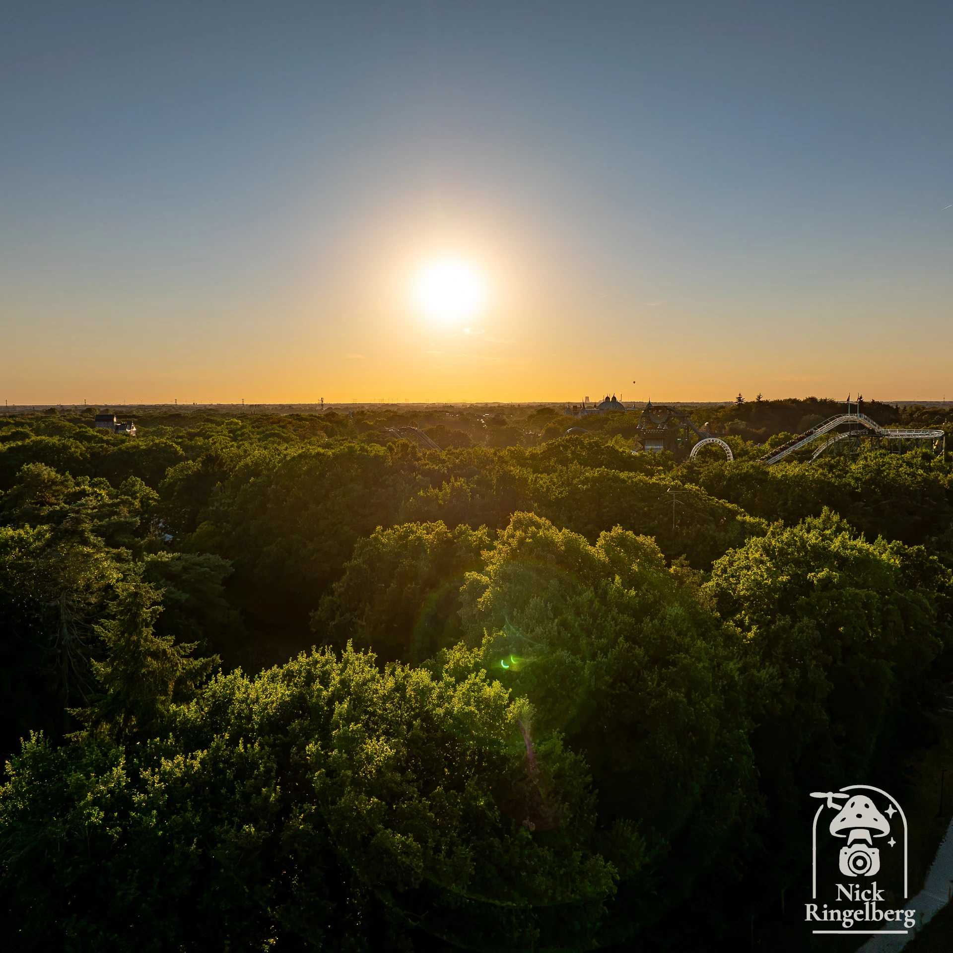 De Efteling is ook mooi van boven 😱❤️ Vertel mij je favo plekje in de wereld van de Efteling en ik ga een fotowalk maken op jullie suggesties. #efteling #themeparks #brabant #love #fotowalk