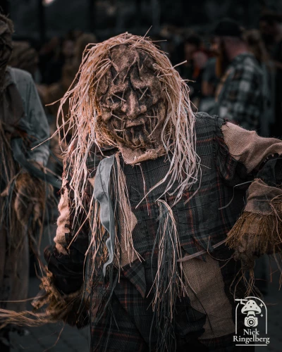 Halloween in Toverland is weer begonnen, maar de start van gisteren liep niet helemaal zoals gepland…
Later kwam de sfeer gelukkig goed op gang.
Was jij erbij? Hoe heb jij de avond ervaren: goed geregeld, chaos of ergens ertussenin?
#Toverland #Hallowe