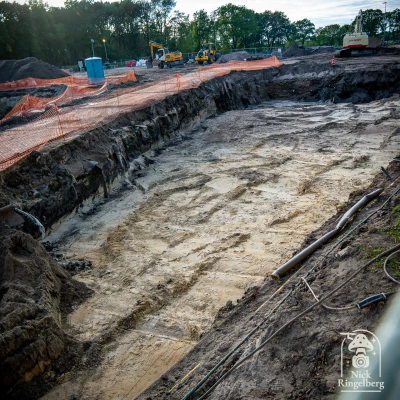 De Efteling-E ligt er weer! Ik had eigenlijk wel wat meer afval verwacht bij het salderen van de grond. Het lijkt allemaal zó snel te gaan en ik zie er verder maar weinig tussen zitten.

Of is de grond vooral vervuild doordat hij er al zo lang ligt?

