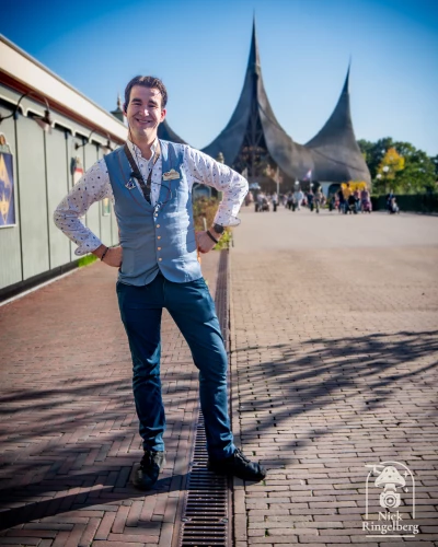 Altijd leuk om deze medewerker tegen te komen in de Efteling. Altijd vrolijk, vriendelijk en in voor een praatje. Zo’n medewerker maakt een bezoek toch nét even leuker!

#efteling #werkenbijefteling #themepark