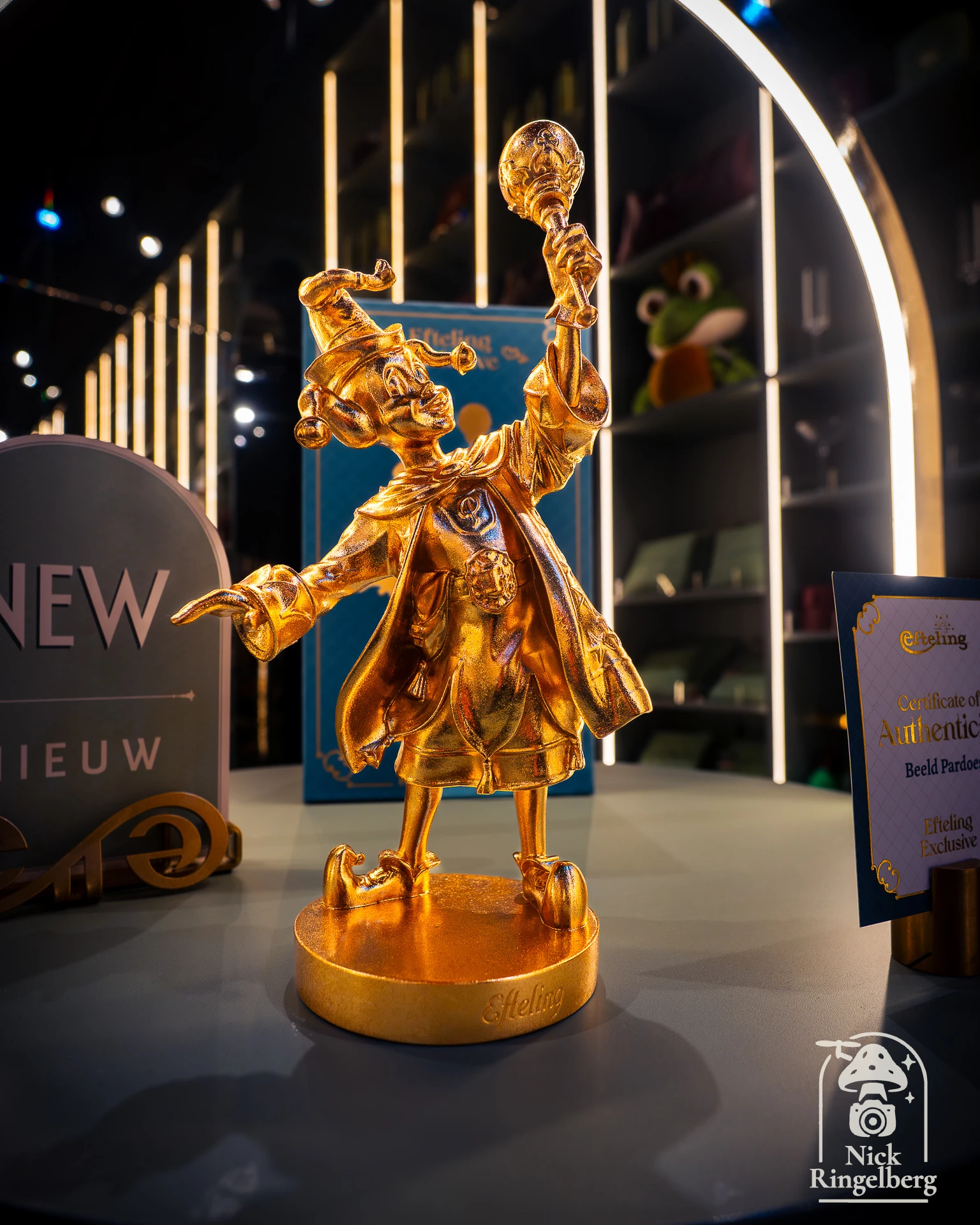 Het gouden Pardoesbeeld. Ik had hem liever gezien zoals het oude beeldje van de ganzenhoedster in mooie kleuren in plaats van goud. #efteling #pardoes #beeld #themeparks #eftelinggrandhotel