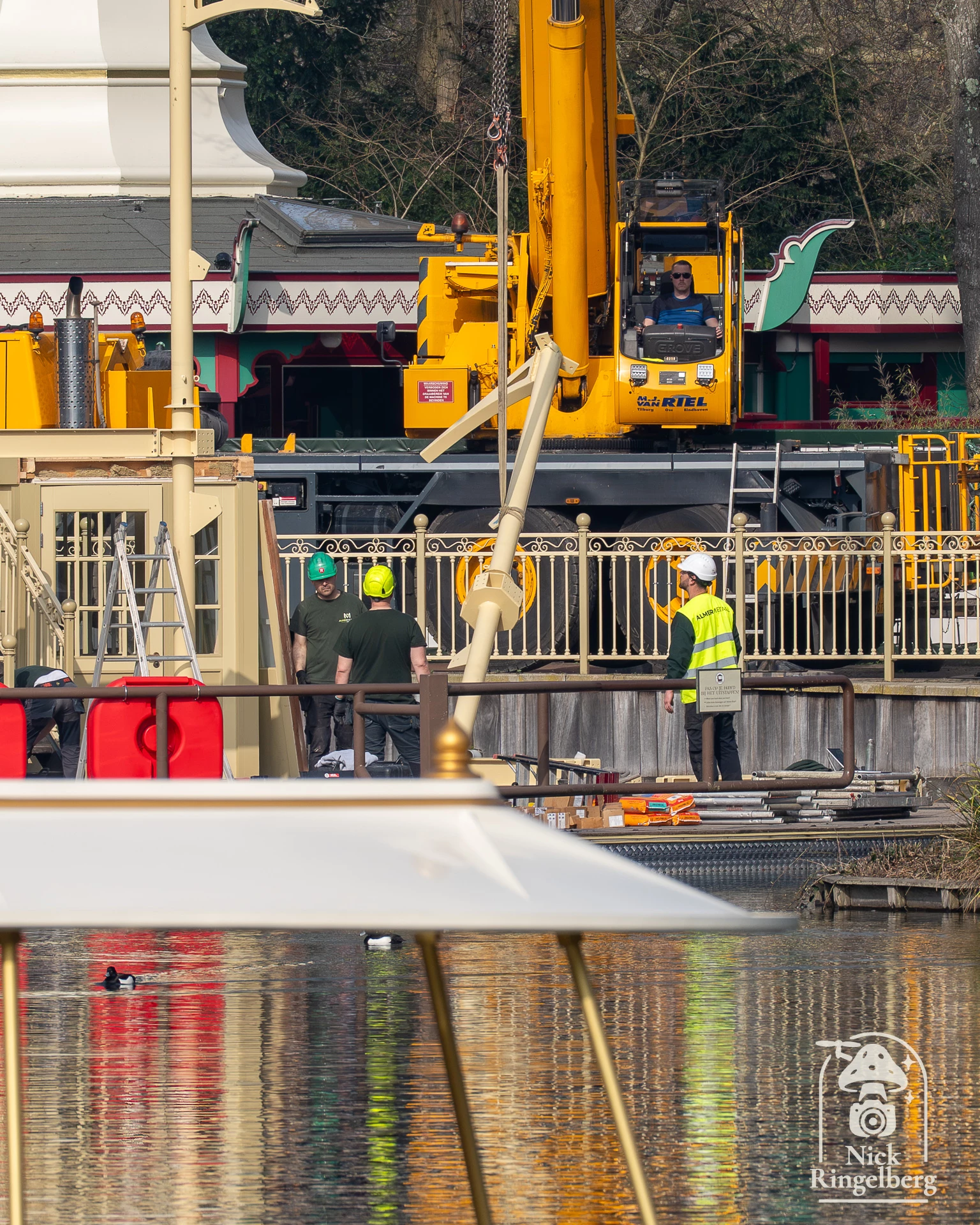 Vandaag hebben ze nieuwe palen geplaatst voor de overkapping boven de vlonder van de Gondoletta bootjes. Best wel hoge palen en een flinke klus!

#efteling #gondoletta #themeparks