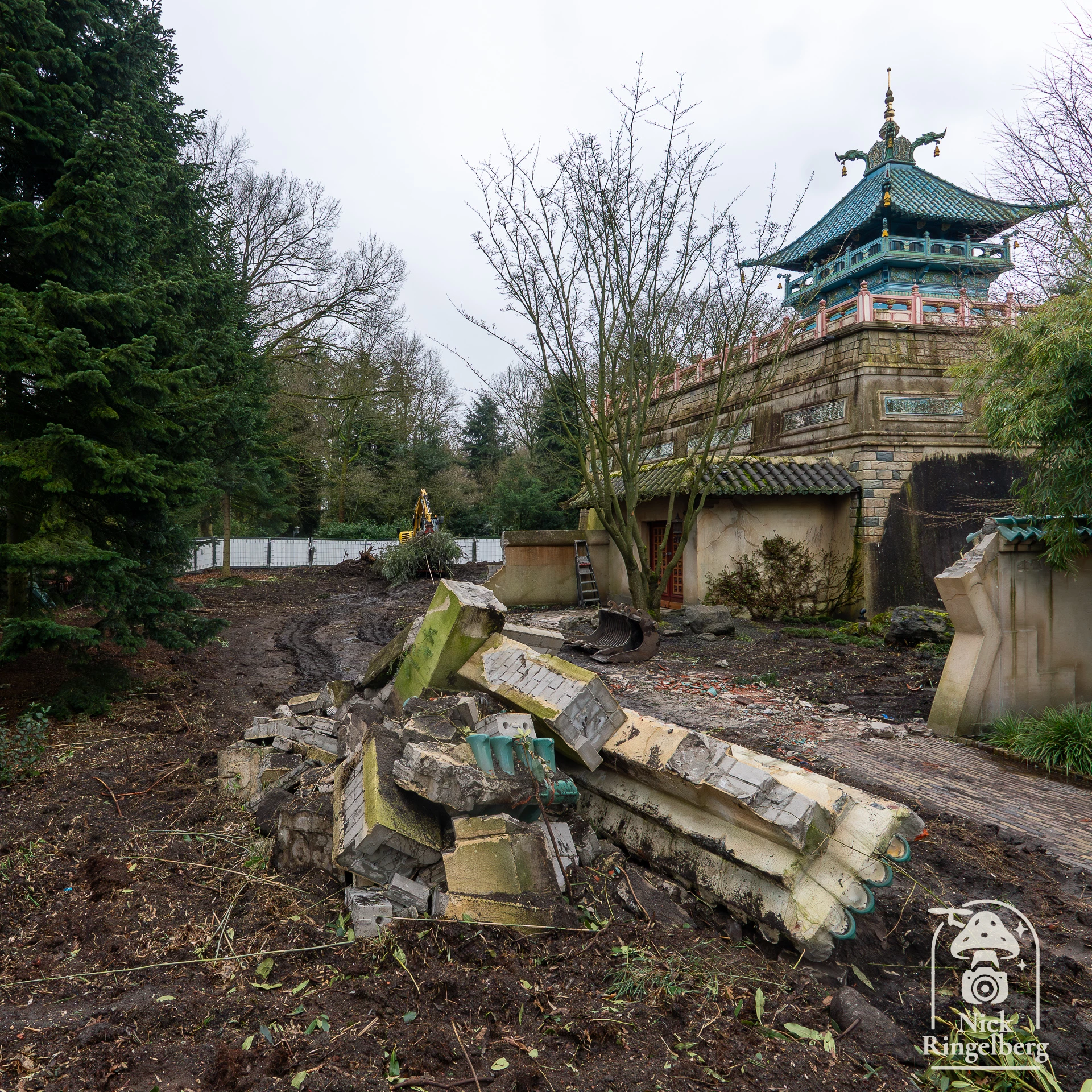 Achter De Chinese nachtegaal is weer flink wat groen verdwenen. #efteling #sprookjesbos #dechinesenachtegaal #bouwupdate
