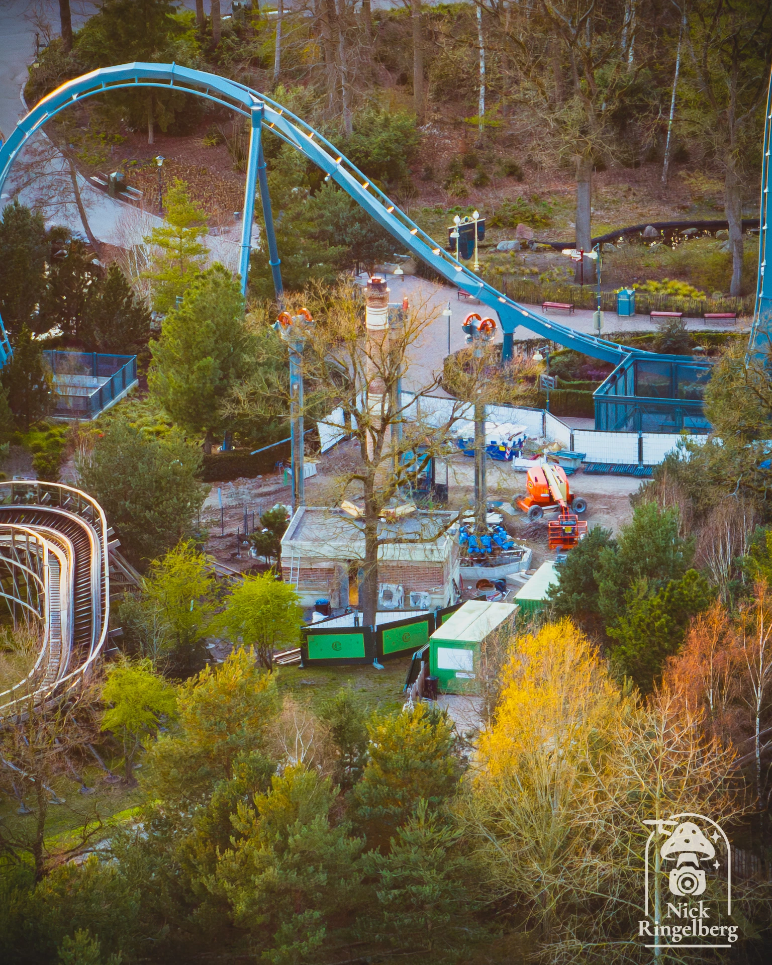 Bouwupdate bij de Droptorens hooghmoed. Er zit iemand in de schoorsteen!! 😱❤️ #efteling #hooghmoed #themeparks #bouwupdate #brabant
