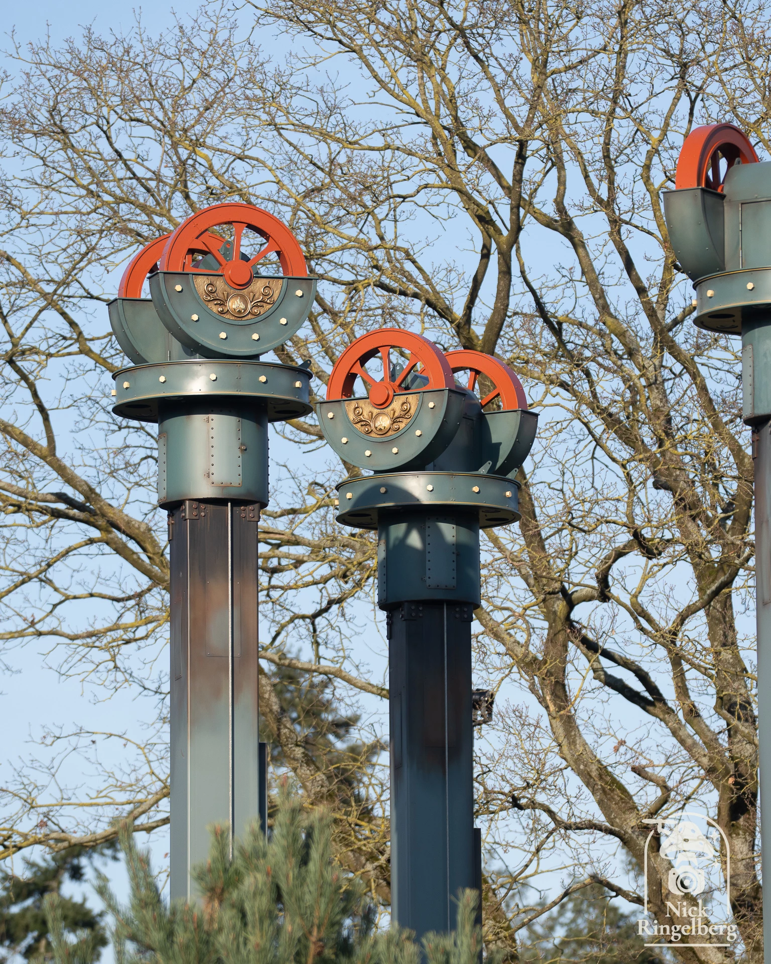 Bouwupdate bij de Droptorens hooghmoed. Er zit iemand in de schoorsteen!! 😱❤️ #efteling #hooghmoed #themeparks #bouwupdate #brabant