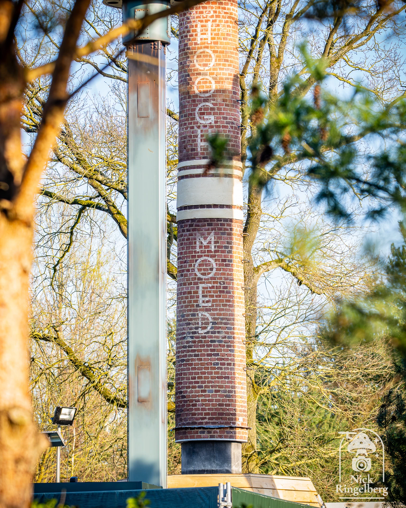 Bouwupdate bij de Droptorens hooghmoed. Er zit iemand in de schoorsteen!! 😱❤️ #efteling #hooghmoed #themeparks #bouwupdate #brabant
