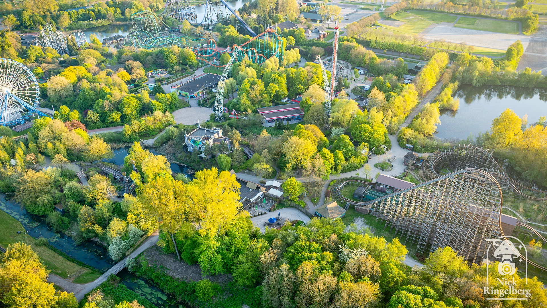 Walibi ❤️ Welke attractie moet ik hier binnenkort zeker niet overslaan? #walibi #walibiholland #themeparks #flevoland #droneparks