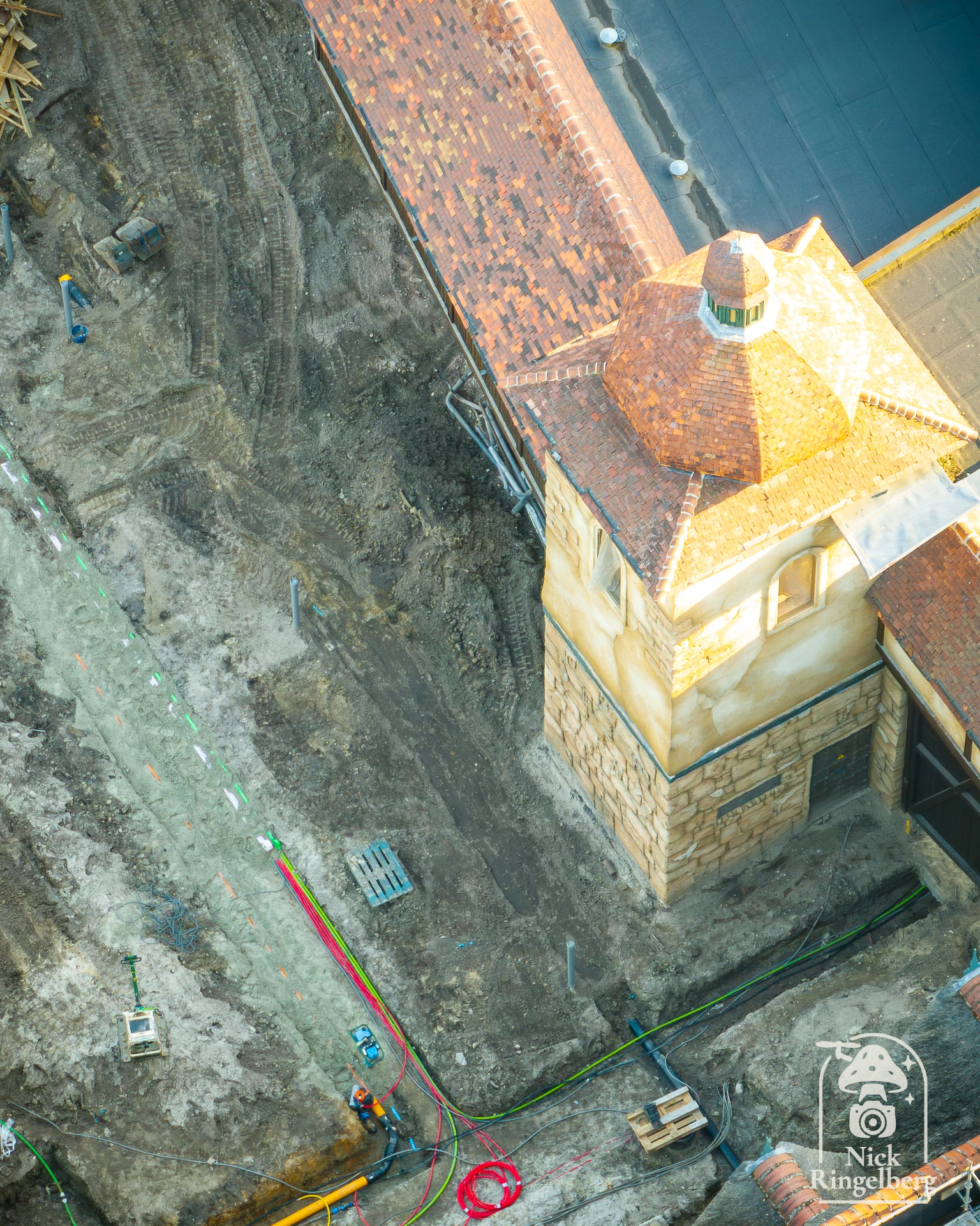 Bouwupdate nieuwe attractie bij Raveleijn #efteling #raveleijn #bouwupdate #themeparks #drone