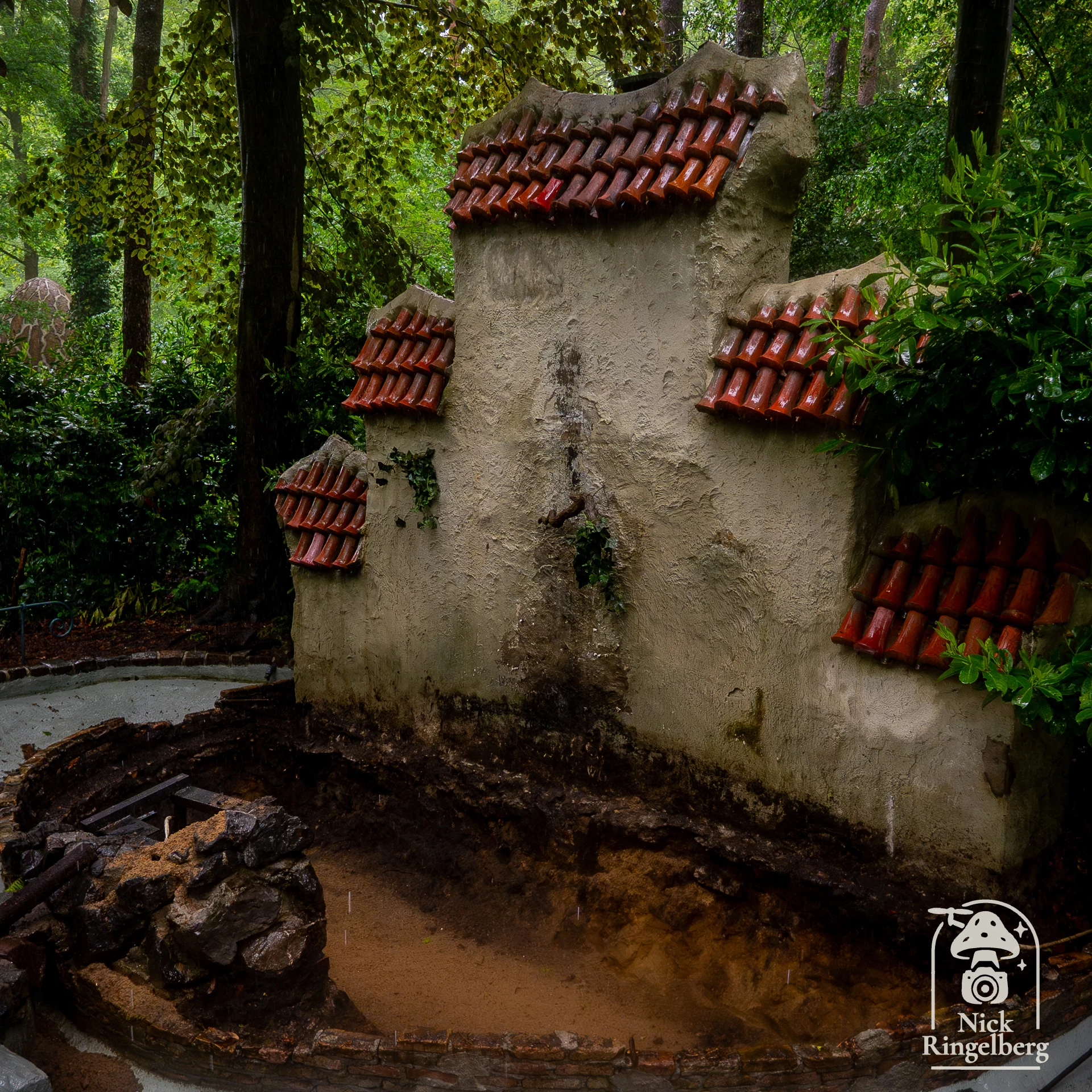 Breaking: draak verslagen door de onderhoudsploeg. 😄 #Efteling #Sprookjesbos #Onderhoud #pretpark