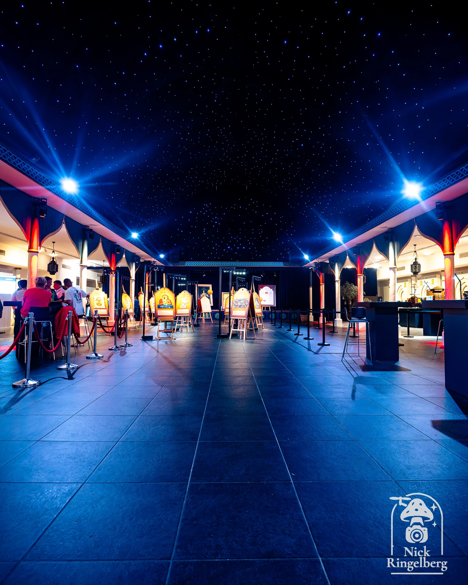 Jochem ontwerpt al sinds 2008 pins voor de Efteling en werkt alweer aan toekomstige pins. Extra leuk dat hij even op de foto wilde en mensen van “kantoor” krijg ik niet vaak voor de lens. En wat was de zaal van de pinbeurs mooi! #Efteling